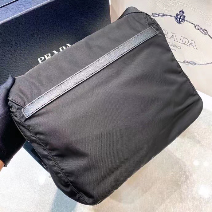 洗練されたSaffianoレザーの郵便配達バッグ