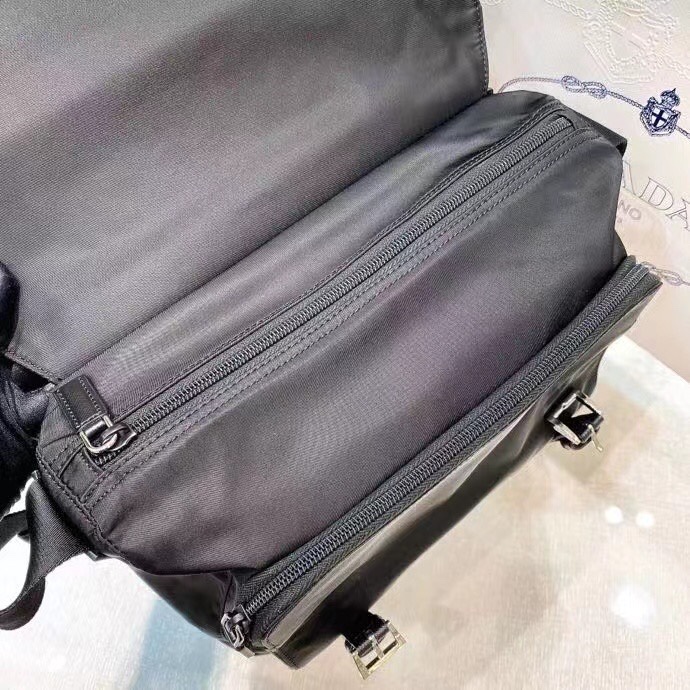 洗練されたSaffianoレザーの郵便配達バッグ