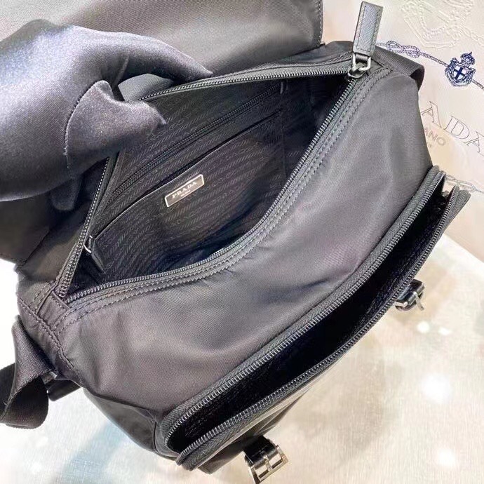 洗練されたSaffianoレザーの郵便配達バッグ