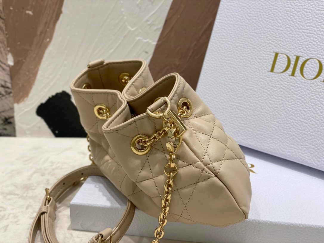 迪奥Dior顶级进口羊皮饺子包这款Ammi手袋是二零二三年夏季新品彰显优雅经典的风范采用米色羊皮革精心制