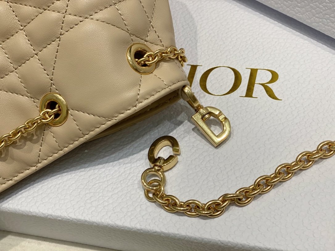 迪奥Dior顶级进口羊皮饺子包这款Ammi手袋是二零二三年夏季新品彰显优雅经典的风范采用米色羊皮革精心制