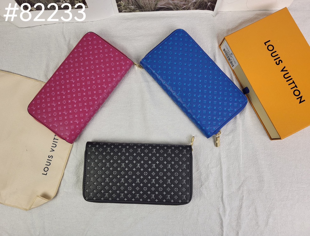 A product shot of the classic leather long zipper wallet
