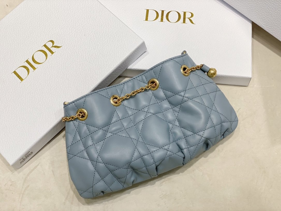 迪奥Dior顶级进口羊皮饺子包这款Ammi手袋是二零二三年夏季新品彰显优雅经典的风范采用云雾蓝羊皮革精心