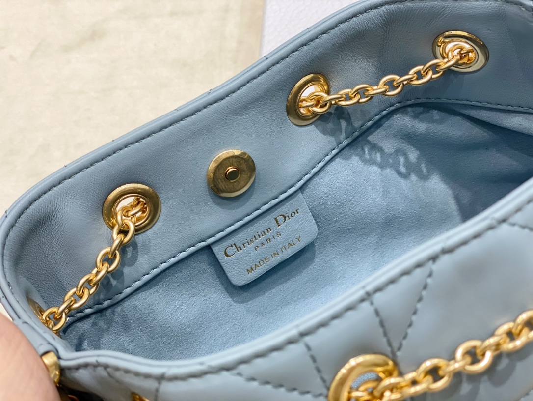 迪奥Dior顶级进口羊皮饺子包这款Ammi手袋是二零二三年夏季新品彰显优雅经典的风范采用云雾蓝羊皮革精心