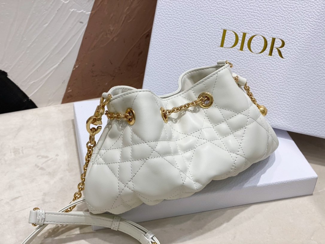 迪奥Dior顶级进口羊皮饺子包这款Ammi手袋是二零二三年夏季新品彰显优雅经典的风范采用白色羊皮革精心制