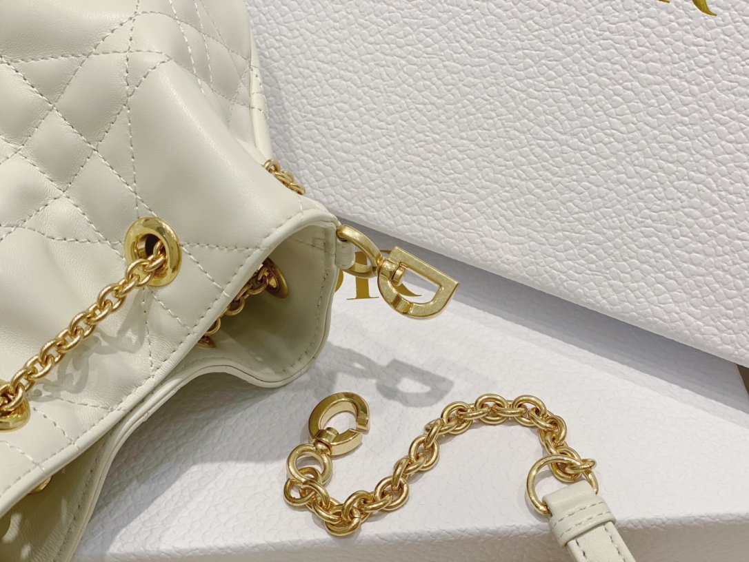 迪奥Dior顶级进口羊皮饺子包这款Ammi手袋是二零二三年夏季新品彰显优雅经典的风范采用白色羊皮革精心制