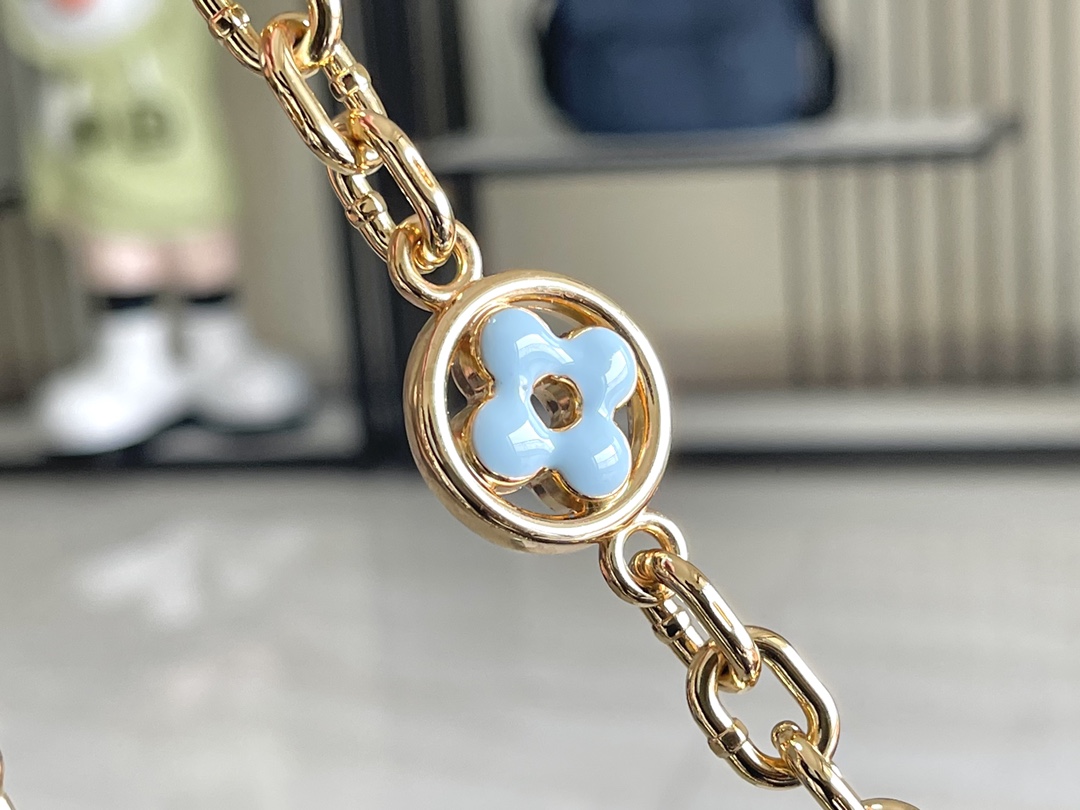 本款 Capucines 迷你手袋展现柔婉之美:Taurillon 皮革包身搭配浅色翻盖和顶部手柄,珐琅 Monogram 7