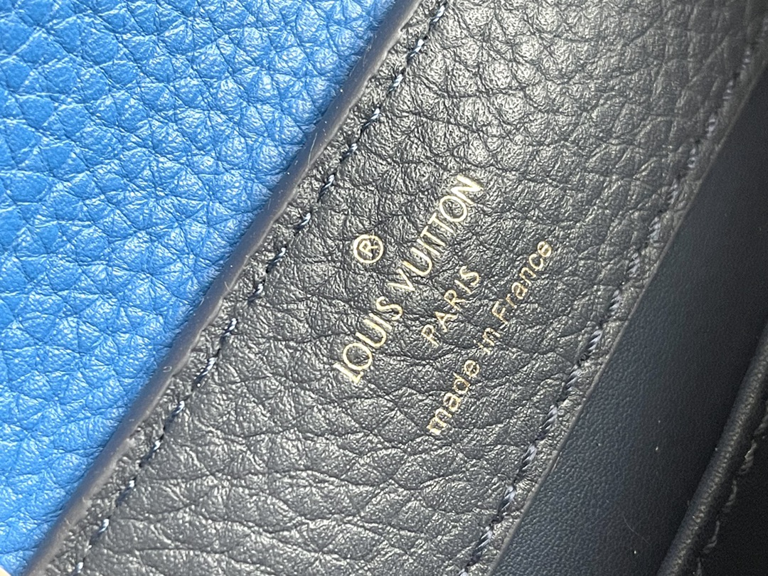 本款 Capucines 迷你手袋展现柔婉之美:Taurillon 皮革包身搭配浅色翻盖和顶部手柄,珐琅 Monogram 9