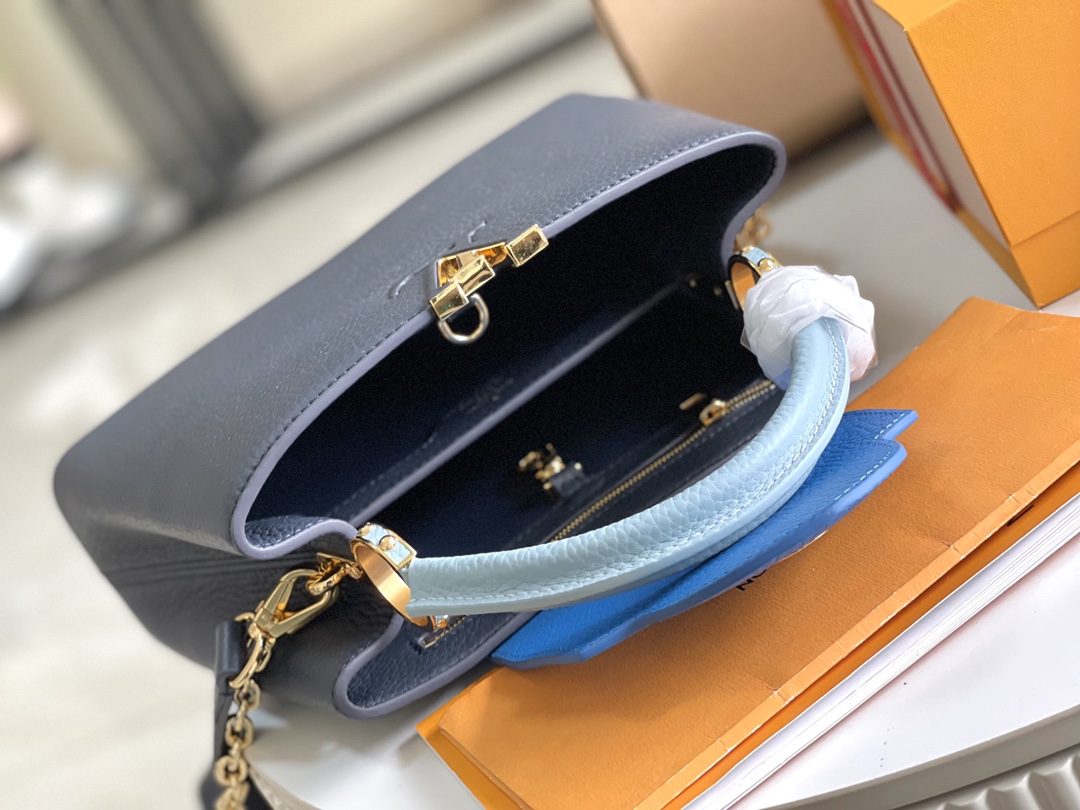 本款 Capucines BB 手袋取材 Taurillon 皮革 9