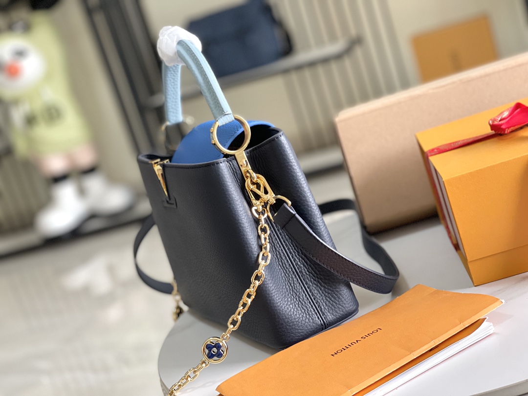 本款 Capucines BB 手袋取材 Taurillon 皮革 3