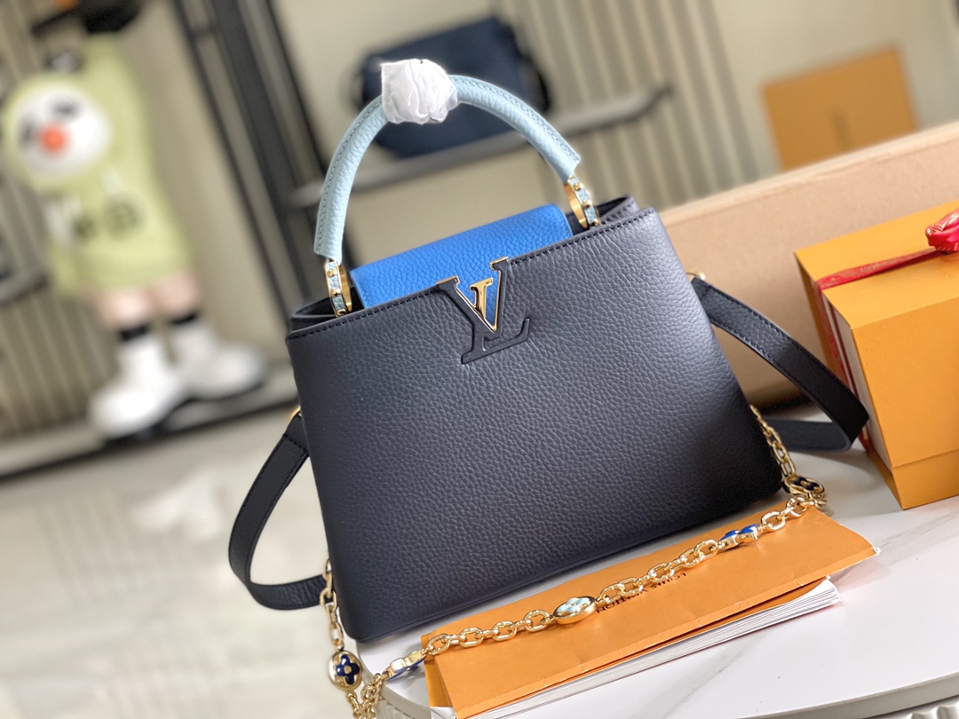本款 Capucines BB 手袋取材 Taurillon 皮革 2