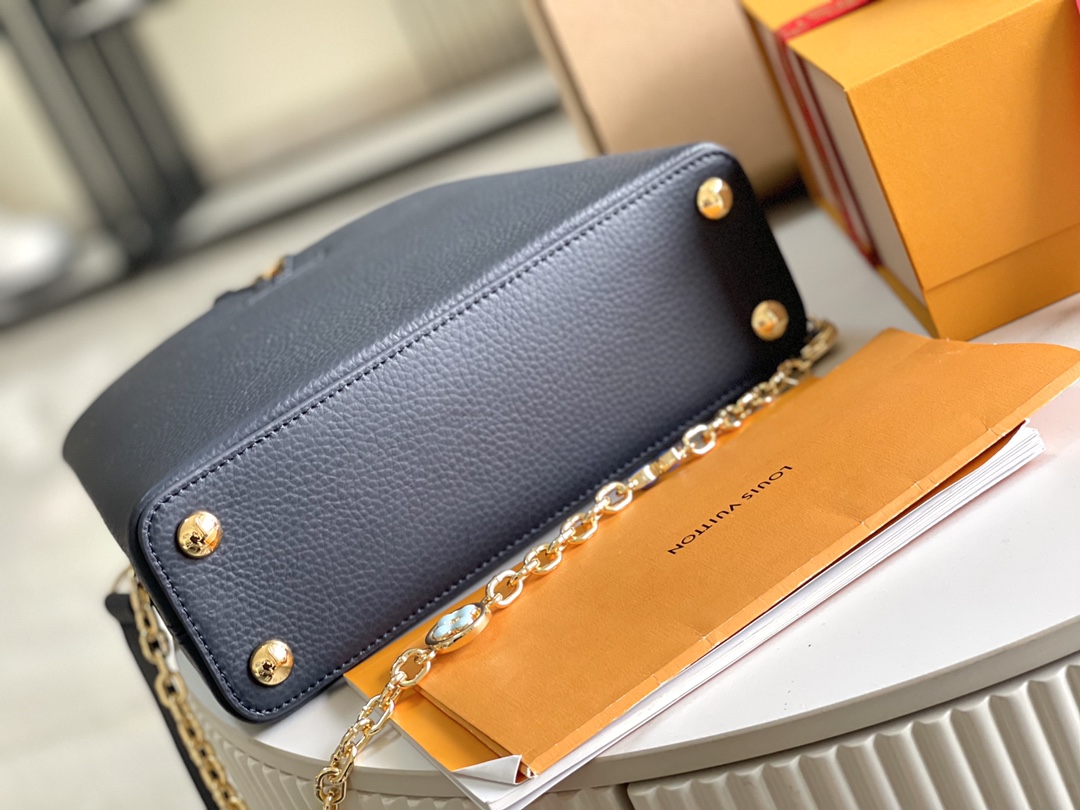 本款 Capucines BB 手袋取材 Taurillon 皮革 5
