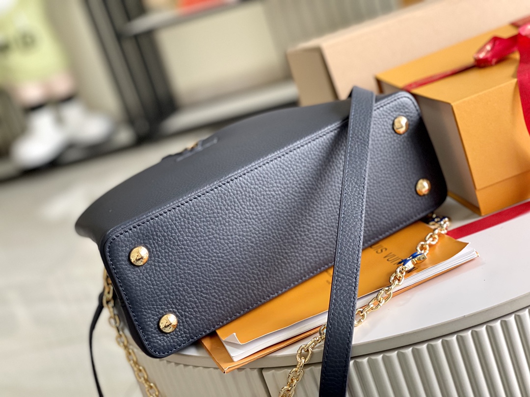 The Capucines MM handbag is refreshed for the new season: metallic - Bag 5