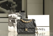 Chanel Classic Flap Bag Crossbody & Shoulder Bags Black Vintage Gold Sheepskin Chains