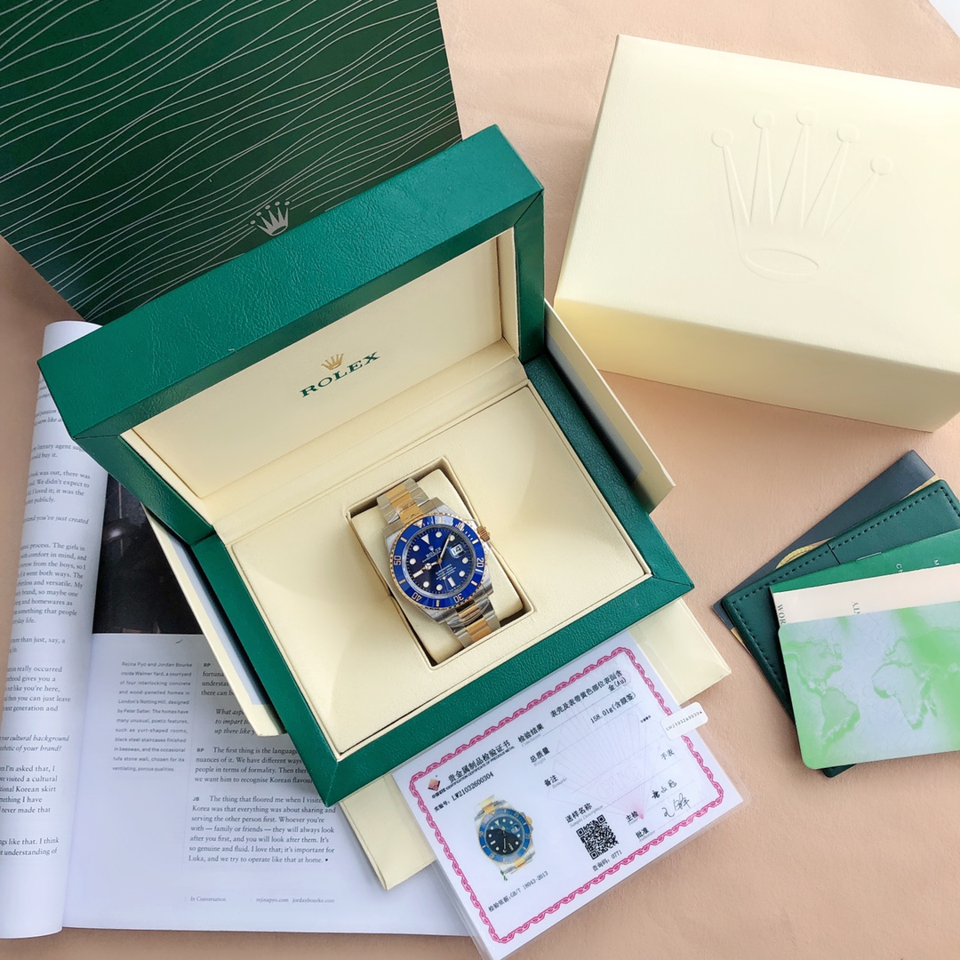 NO:143036,The new model is not a normal version of the market, the real gold watch is here. The whole body is covered with gold 18K gold, with a thickness of 5um, GTC China authoritative certification certificate, 100% real gold, can be checked online. The Rolex Submarine series is a model of classic watches. The Jinjin Ghost is known as the ghost king in the Water Ghost series, and is a classic among classics. Today, the latest official size watch is 41mm in diameter, equipped with a 3235 movement, and a lifetime warranty!  The case is made of Rolex's unique gold steel (a combination of 904L stainless steel and 18K gold), paired with a black and blue dial, Cerachrom ceramic ring and gold coated numbers, which is both fashionable and solemn. The crown uses a three-buckle lock-winding crown. The three-buckle lock-winding crown can be said to be a triple waterproof system developed by Rolex for the submarine type. The three-buckle lock-winding device consists of 10 different parts. After the configuration is completed, it only needs to be tightened to make the Oyster case completely sealed, and its sturdy protection is comparable to the submarine hatch. The bracelet uses a classic Oyster strap, three-row chain links, and gold steel, which is extremely sturdy and durable. The metal brushed design highlights a strong metal texture!  The ergonomic lugs and the Oyster strap are perfectly integrated and are very comfortable to wear. The patented Glidelock buckle of Lauli Land. The advantage of this buckle is that even if divers wear wetsuits, they can easily adjust the strap without using any tools. The sturdy toothed parts under the buckle can be 2 mm in length per part, extending the strap to 20 mm. The sapphire mirror is super luminous, and the case strap is polished very finely, showing the classic achievement of details everywhere!  If you don't disassemble it, look at the appearance and performance of the movement are basically the same as the original one. I bought our Green Ghost Water Ghost. I believe we don't need to talk about these nonsense. The full package is shipped, rolex, gold.19860909新款批非市场普通版本,真正意义上的金表来啦 通体包金18K黄金,厚度达5um,GTC中国权威认证证书,百分之百真金,联网可查 劳力士潜航者系列是经典腕表的典范,间金鬼号称水鬼系列中的鬼王,是经典中的经典 今天更新的是官方最新出的尺寸表径41mm 搭载3235机芯,终身保固！表壳采用劳力士特有的黄金钢（904L不锈钢和18K黄金的组合）材质,搭配黑色、蓝色的表盘,Cerachrom陶瓷字圈和金涂层数字,既时尚又不失庄重.表冠采用三扣锁上链表冠,三扣锁上链表冠可以说是劳力士专为潜航者型研发的三重防水系统.三扣锁装置由10组不同零件组成,配置完成后仅需旋紧,即可让蚝式表壳完全密闭,坚固防护可媲美潜艇舱门.表链采用经典的蚝式表带,三排链节,黄金钢材质,极其坚固耐用,金属拉丝设计彰显出强烈的金属质感！人体工学设计的表耳和蚝式表带配合完美的融为一体,佩戴起来非常舒适.劳力土专利的Glidelock带扣,这种表扣的好处是潜水员即使穿着潜水衣,也可无须使用任何工具便能轻易调校表带；带扣下的坚固齿状部件可以每小节2亳米的长度,将表带延长至20亳米.蓝宝石镜面,超强夜光,表壳表带做工打磨非常精细,处处彰显细节成就的经典！不拆开看机芯外观看和使用性能基本跟原装一致买过咱家绿鬼水鬼的想必这些废话不用咱们多讲了,全套包装发货,,rolex,gold,Watch