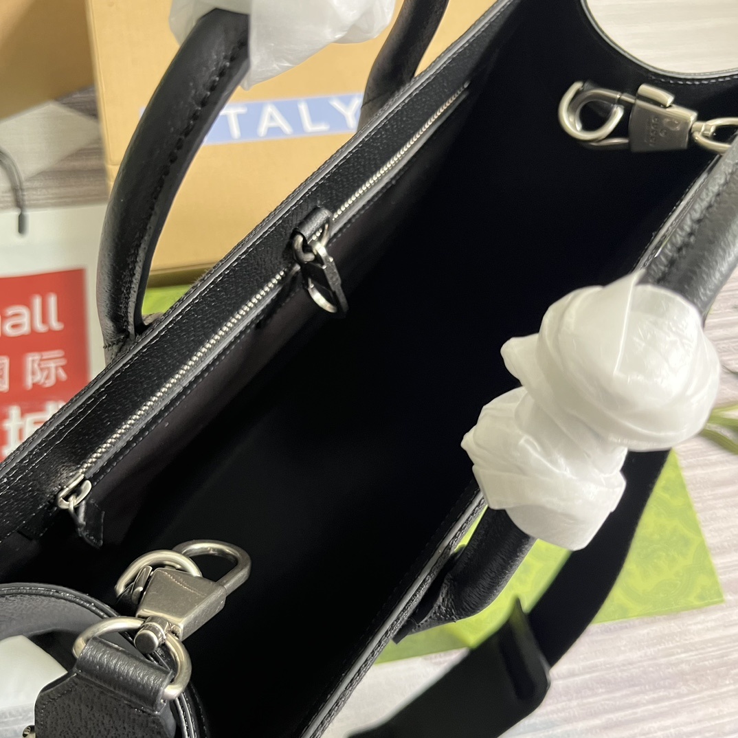 配全套包装️️超级双G托特包在2023春夏系列中超级双G以全黑设计焕新演绎标志性旅行箱包作为对Gucci