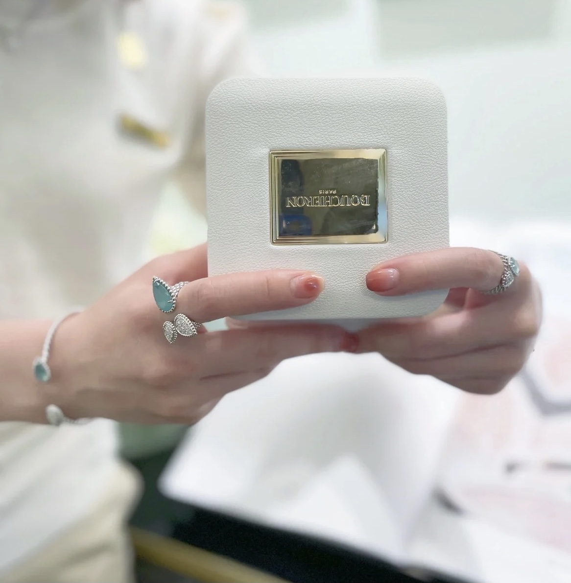 Luxurious Poseidon Water Drill: Modern Edifice Adorned with Diamonds and Gold. - 图片 5