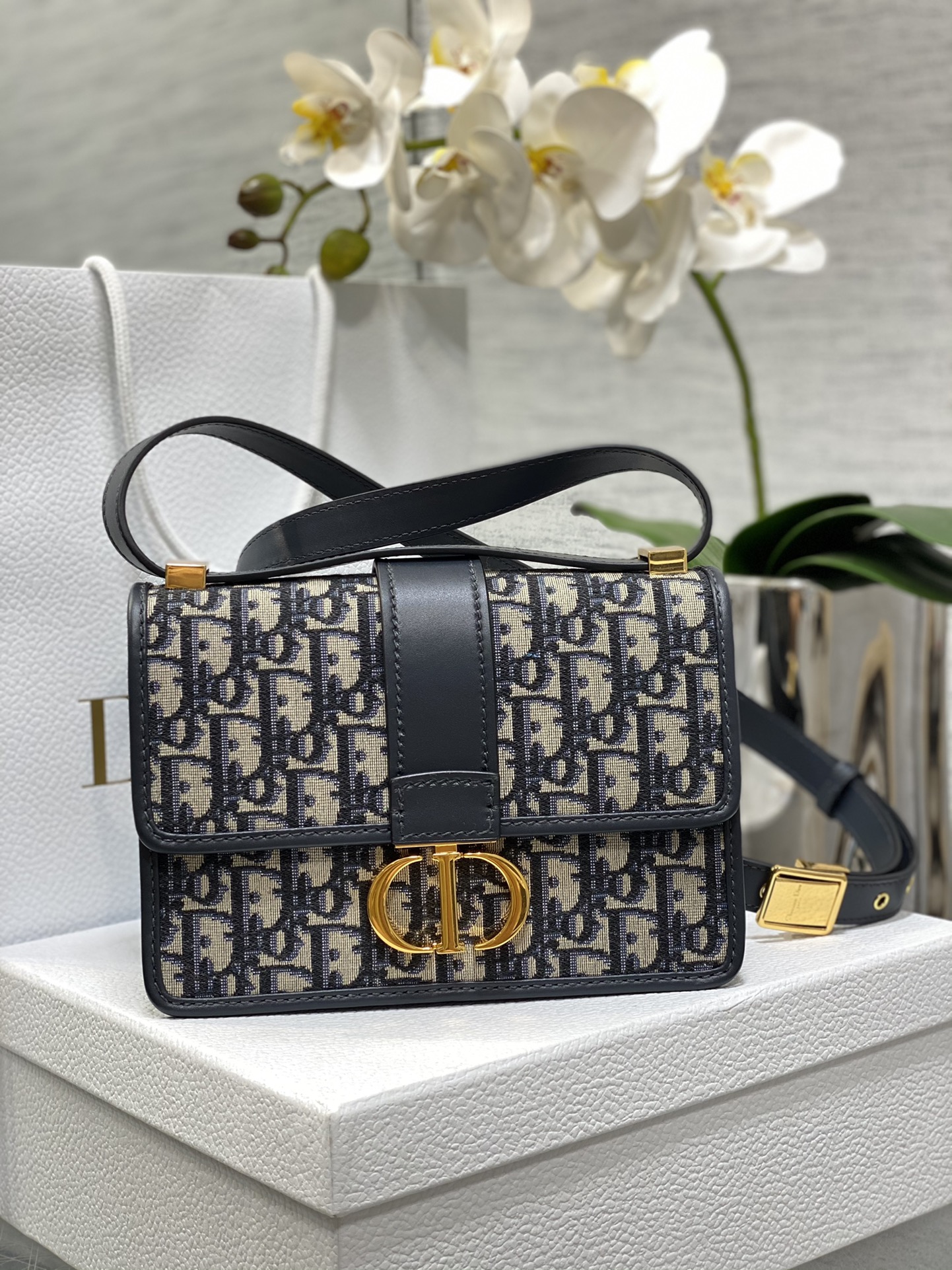 𝐌𝐨𝐧𝐭𝐚𝐢𝐠𝐧𝐞𝟑𝟎Bandolera pequeña de piel Montaigne