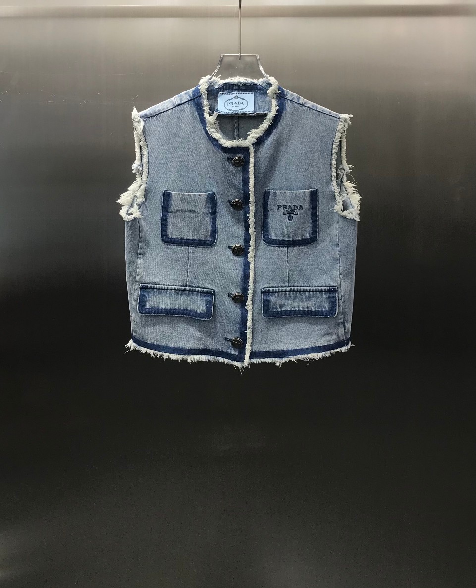 NO:696864,Prad* new products are on the shelves. Retro denim raw edge vest. Customized twill cotton denim fabric. The upper body is comfortable and breathable. Multiple washes. It presents retro distressed denim blue. The texture is clearly distressed. Decorated with embroidered words to make the vest more fashionable. Versatile fashion design concept. Shows the charm of retro fashion. High version, prada,19860909Prad*新品上架 复古牛仔毛边马甲 定制斜纹棉质牛仔面料 上身舒适透气 多重水洗 呈现复古做旧牛仔蓝 纹理做旧清晰 饰以刺绣字点缀 让马甲更为时尚 百搭时尚设计理念 展现魅力复古的时尚穿搭 高版本,,prada,,Women's clothing