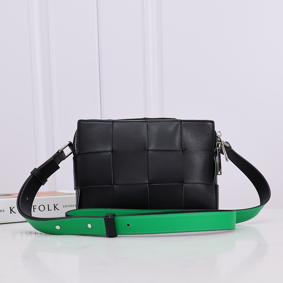 NO:175821,The new product of this shoulder bag is made of color combination, and the smooth leather side decoration adds soft texture to this square design. The simple and compact shape adds additional storage space, making it ideal for storage of daily necessities. It can be carried with adjustable leather shoulder straps. Size: 20*15*5CM, model number: # Black with green, BV, bottega veneta, satchels19860909新品此款挎包采用拼色搭配,光滑的皮革侧幅装饰为此款方形设计平添柔软质感简约小巧的造型增添额外的存储空间,是收纳日常必备配饰的理想之选.可使用可调节皮革肩带携带.尺寸:20*15*5CM,款号:# 黑配绿,BV,bottega veneta,satchels,Bag