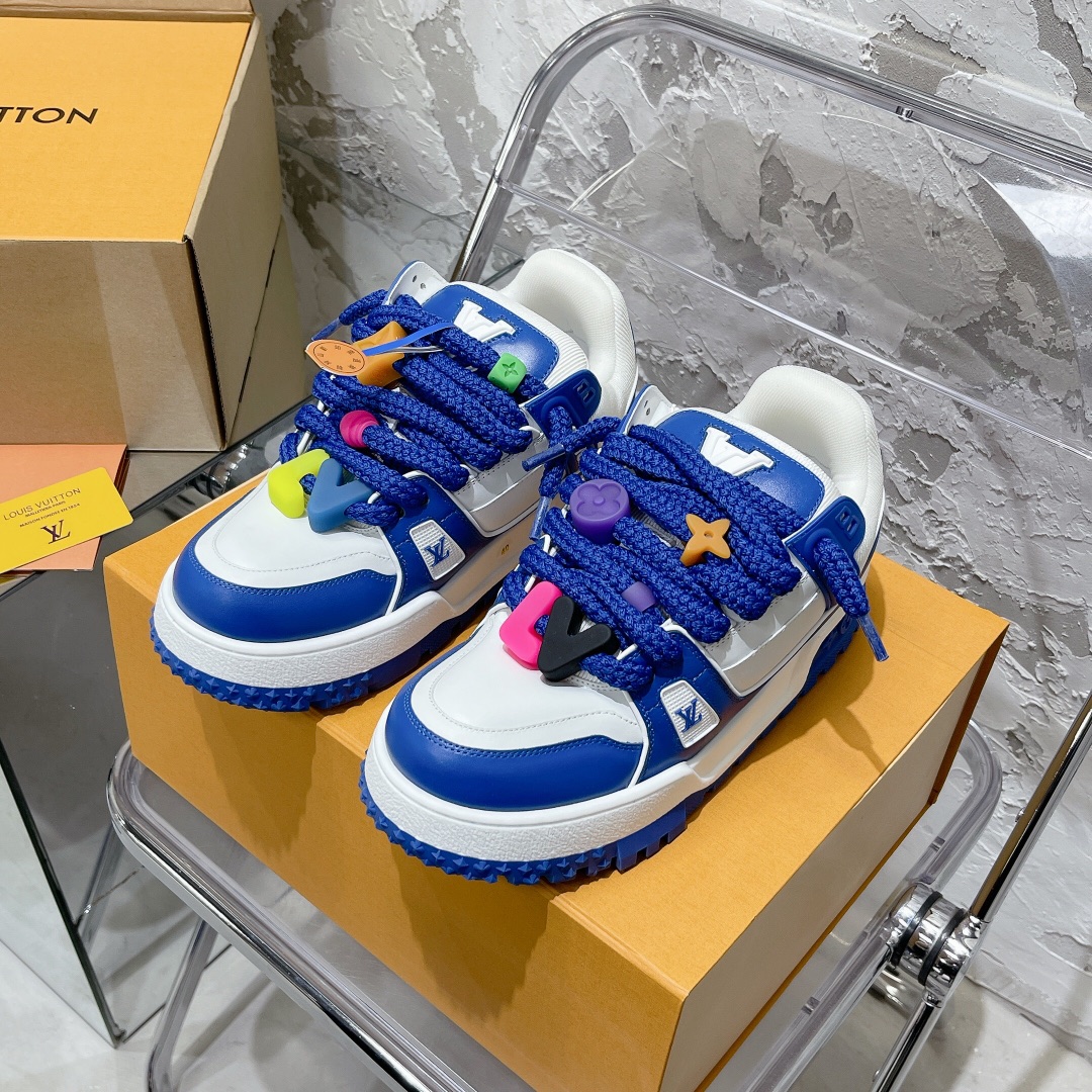 NO:441673,Couple Code # Top Ceiling Level!  Louis Vuitton catwalk fat trainer 'DIY buckle bread shoes. Super fun, super childlike. Crazy heart-wrenching. Fat trainer breaks the single change of color, chubby, super cute and interesting, and each color is great! It incorporates more similar contour lines and car lines to Old Skool, widened shoelaces and enlarged Jazz-Stripe, paired with colorful DIY buckles, and further exaggerates its full shoe body. The romantic and childlike authenticity also highlights a bit of rebellious street meaning. Each color is consistent with ZP and ships, as shown in the picture. What you see is what you get. The PS buckle is matte velvet matte texture, high-end and special. Each four-pointed star buckle has a four-leaf flower pattern on the side, which is not pure glossy. Please distinguish it from the market's currency ♀ Purchase ceiling level  Full set of exquisite aircraft box packaging Please be sure of the quality of my home. Please pay attention to the market currency materials! Imported upper toe layer calfskin, customized inner air permeable net, TPU mold-sucking sole. The material details are all top-notch! Exclusive exquisite gift box packaging SIZE35-44 (customized for men 38/45), casual shoes/sports shoes, louis vuitton, sneakers, cowhide19860909情侣码# 顶级天花板级别！Louis Vuitton 走秀款胖trainer 'DIY饰扣面包鞋.超级玩味 超级童趣.疯狂心动 胖trainer打破颜色的单一变化,胖乎乎的超可爱有趣,每个配色都很赞！融入了与Old Skool 更相似的轮廓线条与车线,加宽的鞋带以及放大的Jazz-Stripe,搭配彩色的DIY饰扣,并进一步的夸张化它的饱满鞋身,烂漫童真的同时还凸显了些许叛逆街头意味 每个颜色都是与ZP一致串珠搭配出货,如图所示 所见即所得. PS饰扣呈雾面丝绒哑光质地 高级又特别 每个四角星饰扣侧面带有四叶花的花纹 并非纯光面.请区分于市场的通货♀ 代购天花板级别 全套精美飞机盒包装 请认准我家品质 请注意区分市面通货材料！ 鞋面进口头层小牛皮 内里定制透气网里,TPU吸模大底.材质细节做工都是顶级制作！配置独家精致礼盒包装 SIZE35-44（男38/45定做）,休闲鞋/运动鞋,louis vuitton,sneakers,cowhide,Women's Shoes