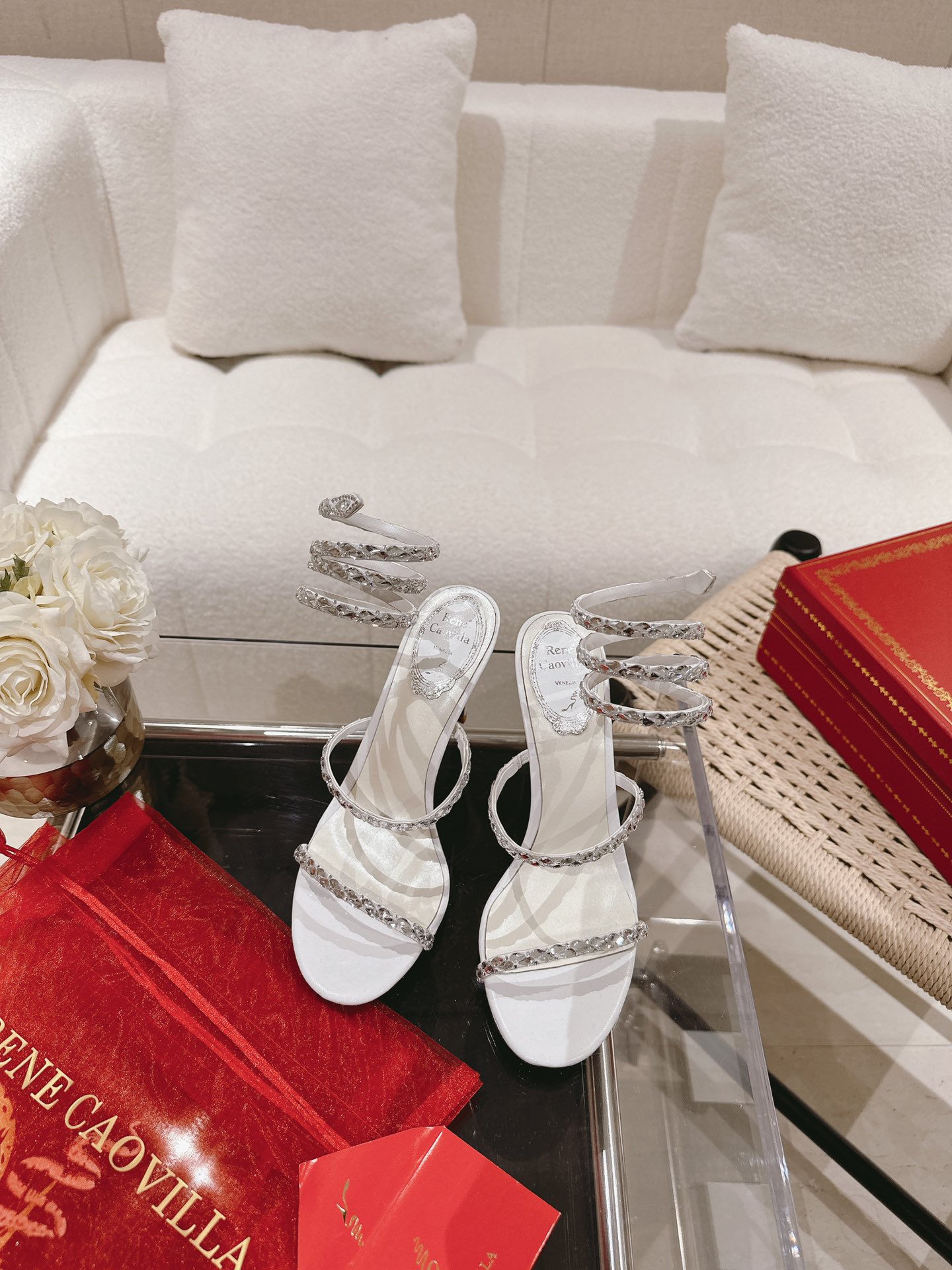 NO:494948,Top version Rene Caovilla Rc Snake-shaped winding popular fairy sandals series, charming and gorgeous top hard goods Rc shoes are always online ♀ *Rene caovilla's high heel shoes are every woman's Dream shoes. The snake-shaped decoration wrapped around the bare feet makes the feet longer, the opposite-sex glass crystal is purely handmade one by one, time and effort, and is extremely beautiful. Every rhinestone is crystal clear, blingbling is super flashing. It is really eye-catching when walking on the road, and you can really close your eyes. The original version is purchased 1:1 customization. Full upgrade and shipment. Quality details can be compared. Original custom-grade silk + Cleo crystal glass diamond. Inner imported sheepskin inner foot pads. The original version is flashing silver gold logo sole. Heel height is about 9.5cm. Color 5 colors  Size 35-39 (34/40/41/42/43 Custom made without return) Standard code Packaging with cloth bags, cards, spare diamonds, high heels, sandals, rene caovilla, rene caovilla, chanel, sandals, high heels, sheepskin, real silk19860909顶级版本 Rene Caovilla芮妮·乔薇拉 Rc 蛇型缠绕爆红仙女凉鞋系列,魅惑华丽的顶级硬货 Rc家鞋子的颜值永远在线 ♀ *Rene caovilla的高跟鞋子是每个女人的Dream shoes 缠绕在脚裸的蛇形装饰让脚更加修长,异性玻璃水晶纯手工一颗一颗嵌镶 耗时耗力 绝美绝伦 每颗水钻都很晶莹剔透,blingbling超闪 走在路上真的很吸睛,真的可以闭眼入 原版购入1:1订制 全升级出货 品质细节完全可以对比 面料原版定制级真丝+克里奥水晶玻璃钻 内里进口羊皮内里垫脚 大底原版闪银金色标志皮底 跟高约9.5cm Color5个色 Size 35-39（34/40/41/42/43定做不退换）标准码 包装配布袋、卡片、备用钻,高跟鞋凉鞋,rene caovilla,rene caovilla,chanel,sandals,high heels,sheepskin,real silk,Women's Shoes