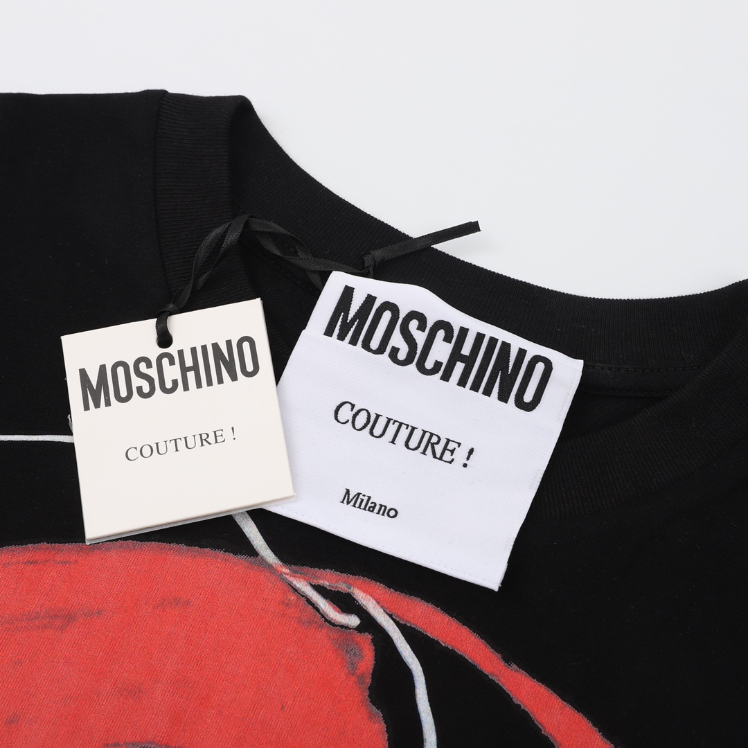 Moschino/莫斯奇诺23ss 抽象印花短袖 面料采用32支230克双纱纯棉