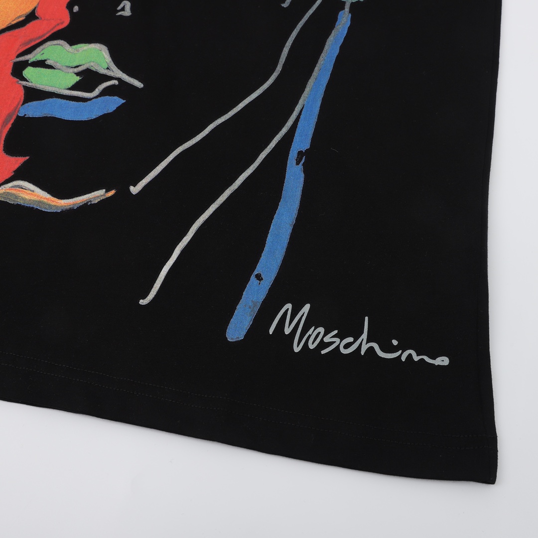 Moschino/莫斯奇诺23ss 抽象印花短袖 面料采用32支230克双纱纯棉