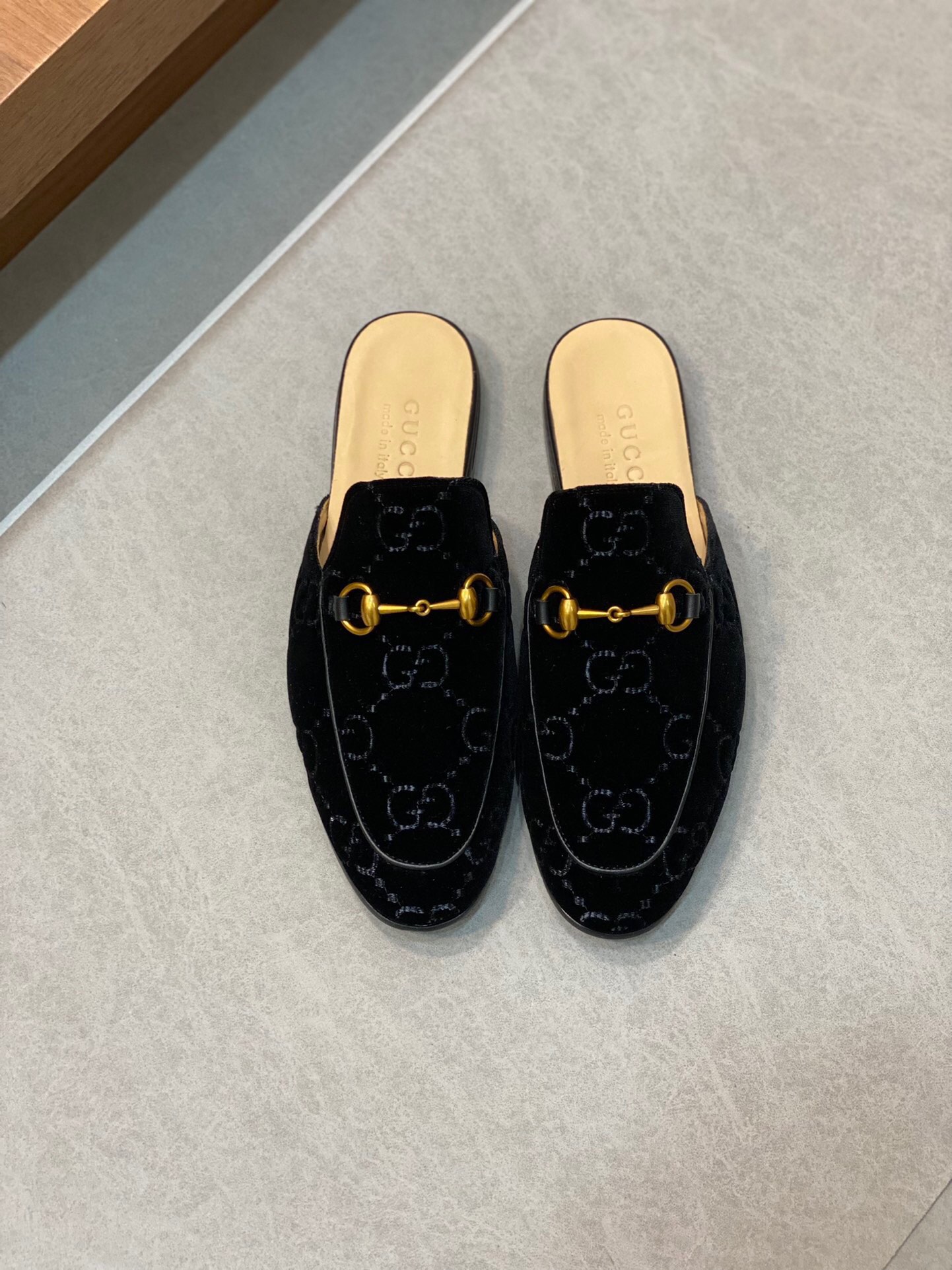 NO:216615,Brand G U C C I Color Original Color Number 39-44 Price Material Guqi Spring and Summer Men New Product Semi-torque Super Comfort Quality Upper is made of soft cowhide, water-dyed cowhide inner (original leather sole) on the foot Comfortable Lightweight Atmospheric, Guqi Leather Shoes, cowhide, Leather Soles19860909品牌G U C C I 颜色原版配色 码数39-44 价格 材质古奇春夏款男士 新品 半拖超舒适品质鞋面采用头层柔软牛皮,水染牛皮内里（原版真皮大底）上脚 舒适 轻便 大气,古奇 皮鞋,cowhide,Leather soles,Men's shoes