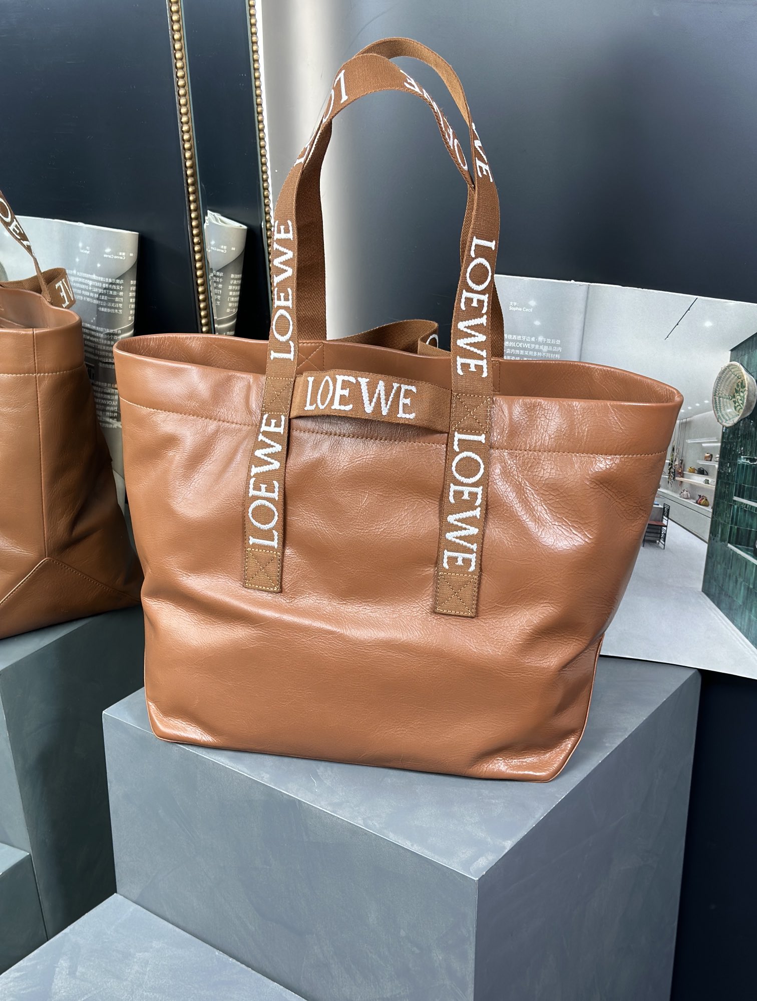 LOEWE Fold Shopper 紙シボカーフレザーハンドバッグ-トップクオリティ