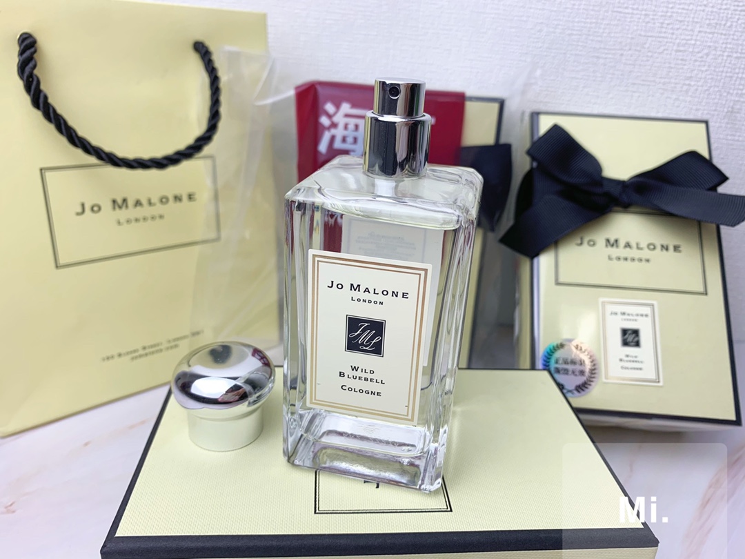 💰110 细节实拍🔍
颜值如她的香味，很优雅高级，那蝴蝶结🎀丝带是祖玛珑家的经典点缀啊，小家碧玉的模样.好多宝宝最爱的味道，自认为真的胜过香香，也是祖马龙最出名的一款香水，最抢手的蓝风玲，味道都很清新，她家香水叠加起来更特别，淡淡的苦与淡淡的甜，angelababy婚礼现场送宾客的就是祖马龙的香水，，清新淡雅，不失温柔香甜的少女香，不职业，不甜，不腻，不妖艳，感觉非常轻盈，清凉舒适，带着一点点淡淡的果香，仔细闻真的有一点像西瓜的味道。