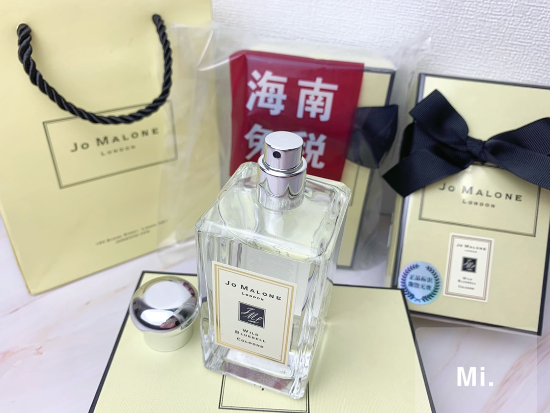 💰110 细节实拍🔍
颜值如她的香味，很优雅高级，那蝴蝶结🎀丝带是祖玛珑家的经典点缀啊，小家碧玉的模样.好多宝宝最爱的味道，自认为真的胜过香香，也是祖马龙最出名的一款香水，最抢手的蓝风玲，味道都很清新，她家香水叠加起来更特别，淡淡的苦与淡淡的甜，angelababy婚礼现场送宾客的就是祖马龙的香水，，清新淡雅，不失温柔香甜的少女香，不职业，不甜，不腻，不妖艳，感觉非常轻盈，清凉舒适，带着一点点淡淡的果香，仔细闻真的有一点像西瓜的味道。