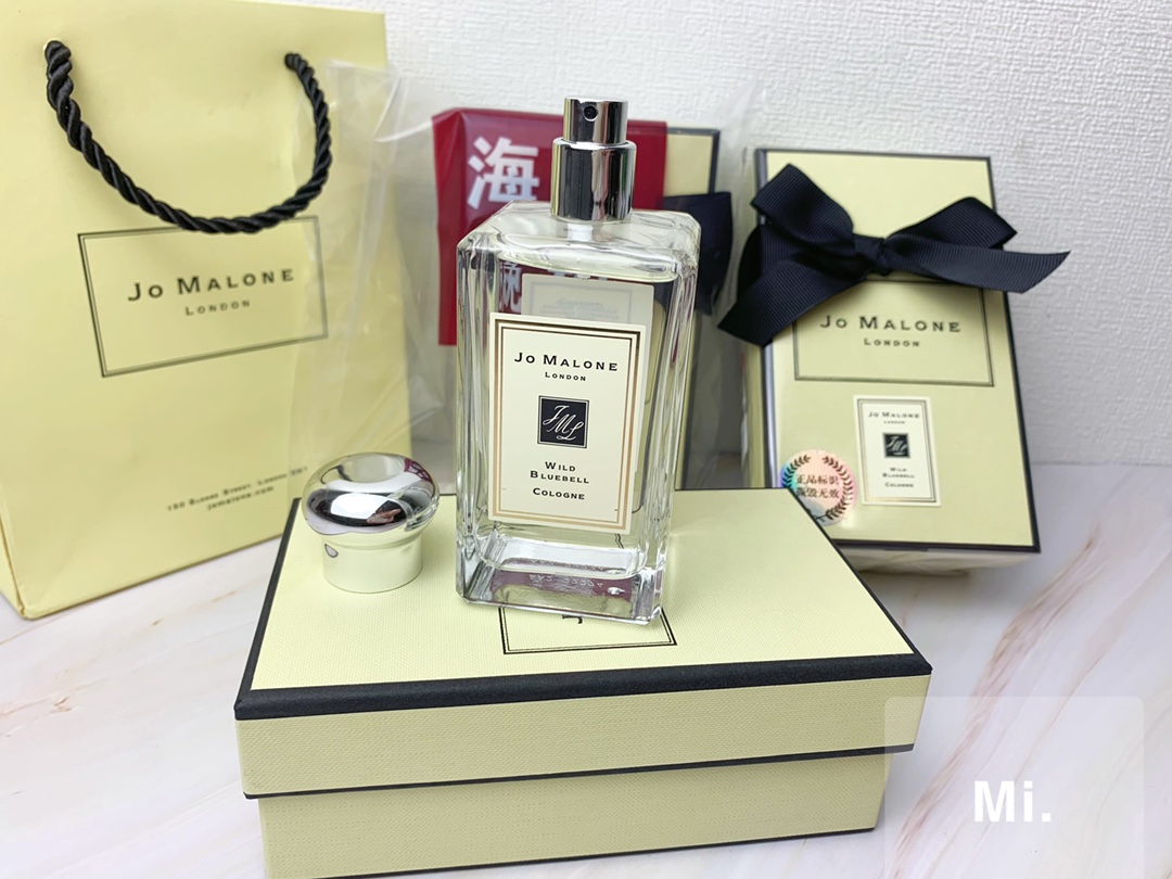 💰110 细节实拍🔍
颜值如她的香味，很优雅高级，那蝴蝶结🎀丝带是祖玛珑家的经典点缀啊，小家碧玉的模样.好多宝宝最爱的味道，自认为真的胜过香香，也是祖马龙最出名的一款香水，最抢手的蓝风玲，味道都很清新，她家香水叠加起来更特别，淡淡的苦与淡淡的甜，angelababy婚礼现场送宾客的就是祖马龙的香水，，清新淡雅，不失温柔香甜的少女香，不职业，不甜，不腻，不妖艳，感觉非常轻盈，清凉舒适，带着一点点淡淡的果香，仔细闻真的有一点像西瓜的味道。