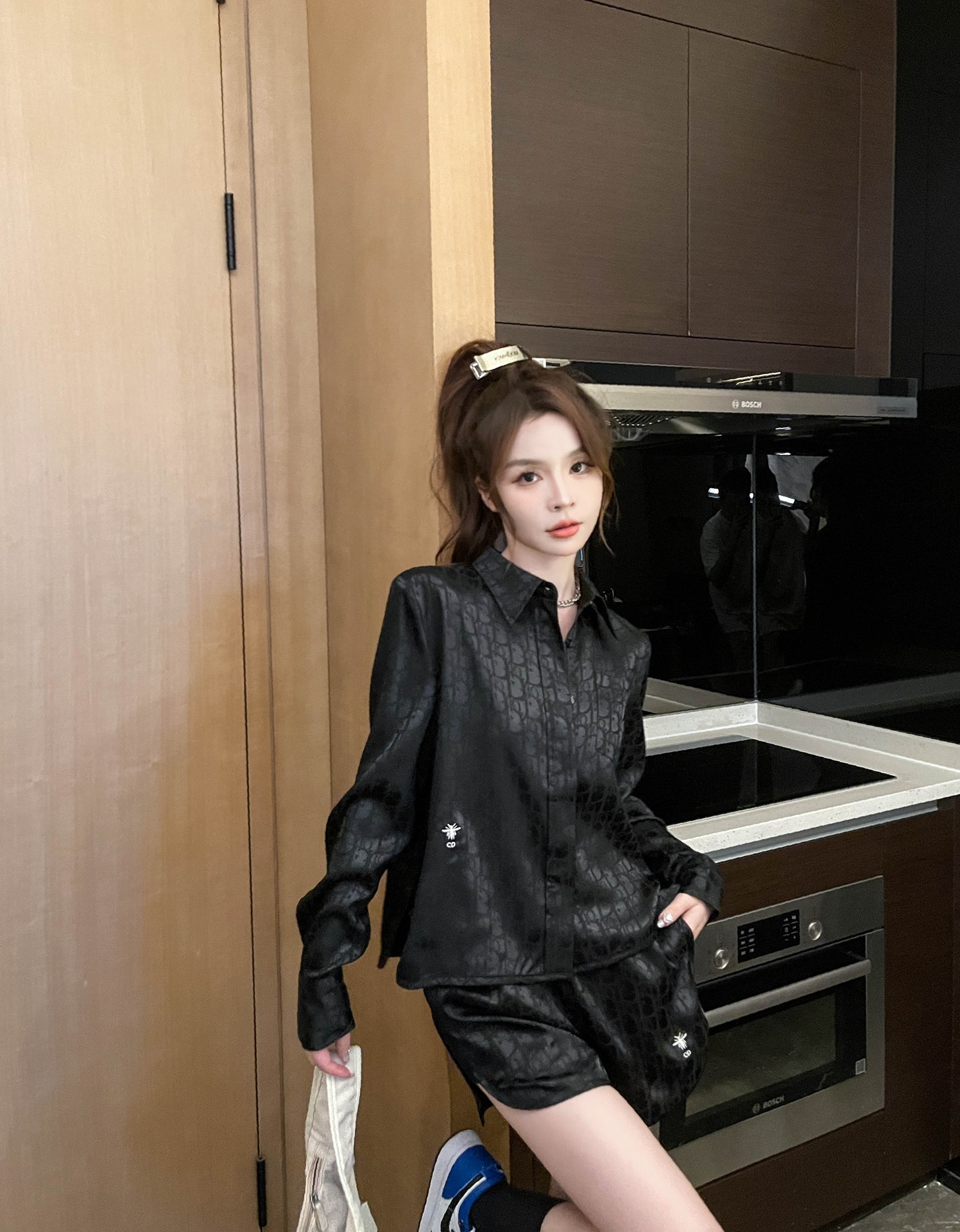 NO:437189,Model number D25070572 Dio* new classic CD bee embroidered whole body presbyterian logo letter jacquard casual and fashionable two-piece set!  Buttoned lapel loose long-sleeved shirt with elastic waist curve wide-leg shorts!  Black, (M size shoulder width 42, bust 100, sleeve length 59, clothing length 62; waist 64 elastic, trousers length 38/waist ±4),,dior, shorts,alexander wang19860909款号D25070572 Dio*新款经典CD小蜜蜂刺绣通体老花logo字母提花休闲时尚两件套装！系扣翻领宽松长袖衬衣松紧腰弧摆阔腿短裤！黑色, （M码肩宽42,胸围100,袖长59,衣长62；腰围64松紧,裤长38/腰围±4）,,dior,shorts,alexander wang,Women's clothing