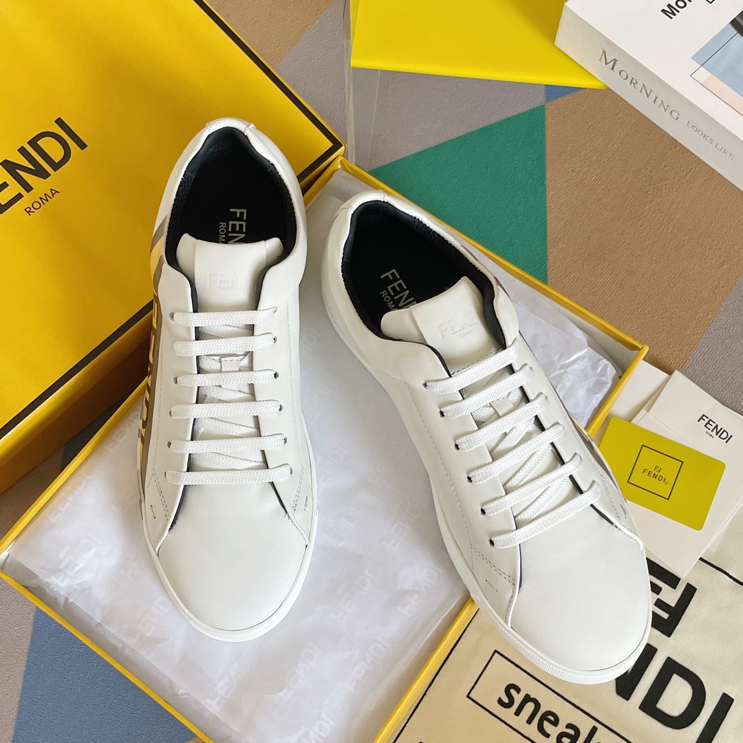 NO:168403,Top version Fendi Signature series FF presbyterian little monster casual sports shoes small white shoes board shoes original purchase and development Made of Fendi minimalist sneakers, with rubber sole and oversized buckle. White leather material. The strap is hand-painted with iconic FF pattern and decorated with metallic pearls. Contrast color heel pads. Delivery counter exquisite packaging Fabric: Original custom imported top layer cowhide Inner: Original custom breathable net Outsole: Original open mold TPU material outsole Sole thickness: 2.5CM Size: Men's 39-45, casual shoes/sports shoes, fendi, fendi, sneakers, cowhide, gold plating19860909顶级版本 Fendi芬迪 Signature系列 FF老花 小怪兽 休闲 运动鞋 小白鞋 板鞋 原版购入开发 做货 芬迪简约主义的运动鞋,采用橡胶鞋底和超大搭扣.白色皮革材质.带子上手绘有标志性的 FF 图案,并饰有镀金属色珍珠.撞色脚后跟垫 配送专柜精美包装 面料: 原版定制进口头层牛皮 内里: 原版定制透气网里 大底: 原版开模TPU材质大底 底厚: 2.5CM Size: 男款39-45,休闲鞋/运动鞋,fendi,fendi,sneakers,cowhide,gold plating,Women's Shoes