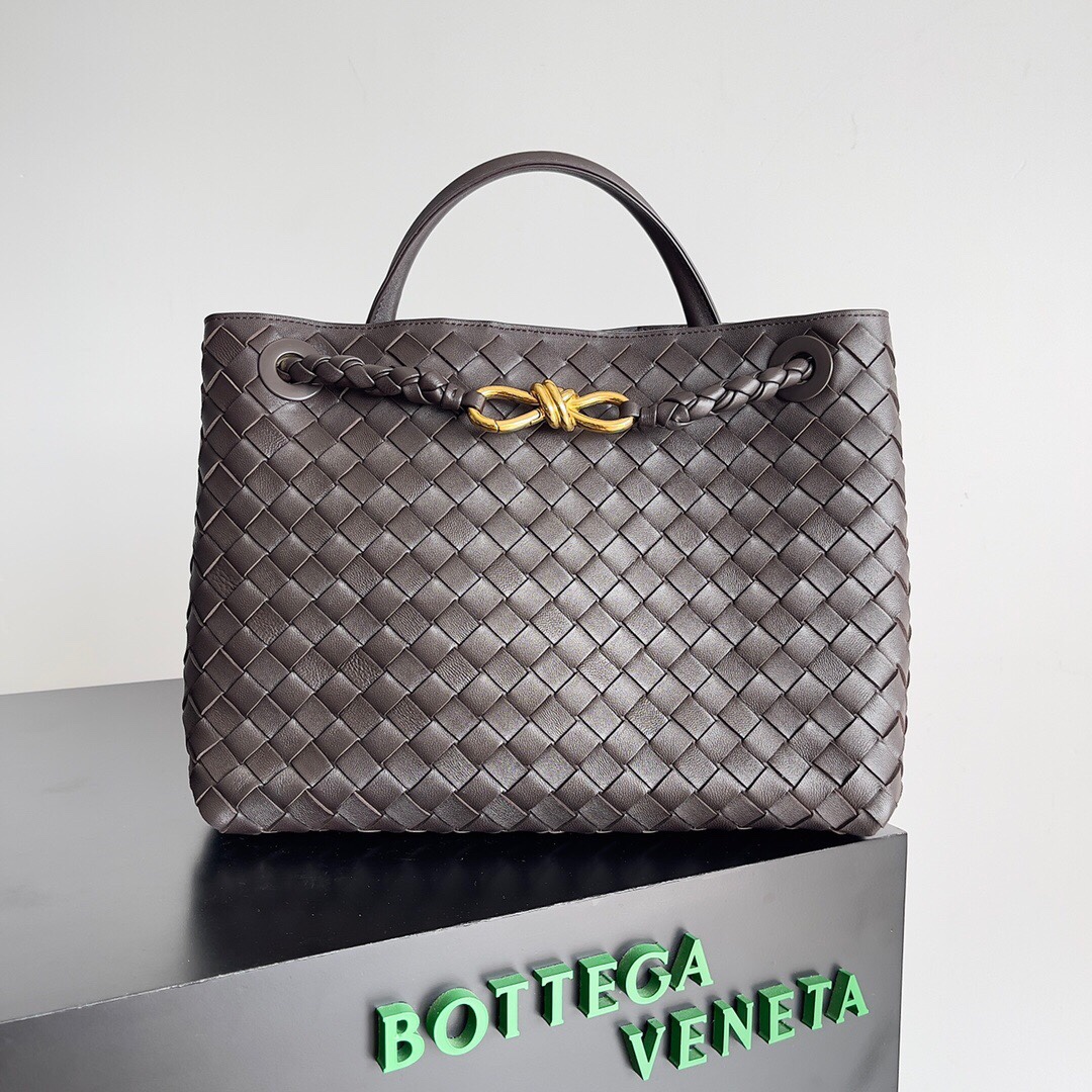 BV的新款Andiamo出货真的实火Bottega Veneta 本季推出的新款Andiamo编织手袋真的是火遍全球！！海内外明星纷纷上身，奥斯卡影后杨紫琼都带它出街，宋佳、崔雅拉、俞飞鸿、三吉彩花、Rosie Hunting-Whiteley 、吉冈里帆等等都pick过这款的包包，经典百搭很显气质，而且包包容量也很大，日常通勤非常方便！！多种背法，肩带可自己调节，原厂小羊皮手感柔软细腻，中性风格的打造，打破性别界限带来更实用、更持久的使用体验\n兼具优雅与休闲风格的Andiamo完美诠释“时尚老钱风”的本貌\n  尺寸：xx。WZ