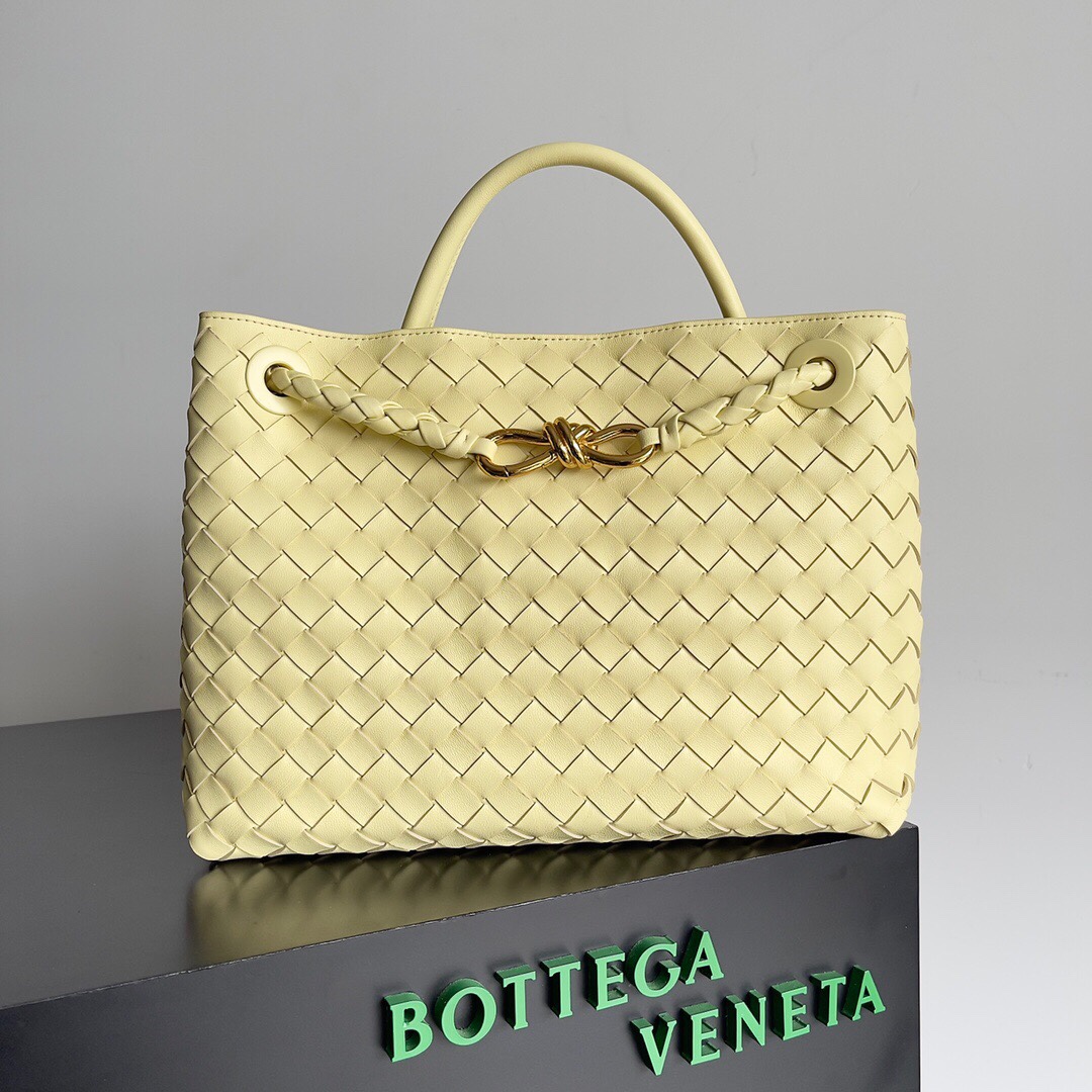 BV的新款Andiamo出货真的实火Bottega Veneta 本季推出的新款Andiamo编织手袋真的是火遍全球！！海内外明星纷纷上身，奥斯卡影后杨紫琼都带它出街，宋佳、崔雅拉、俞飞鸿、三吉彩花、Rosie Hunting-Whiteley 、吉冈里帆等等都pick过这款的包包，经典百搭很显气质，而且包包容量也很大，日常通勤非常方便！！多种背法，肩带可自己调节，原厂小羊皮手感柔软细腻，中性风格的打造，打破性别界限带来更实用、更持久的使用体验\n兼具优雅与休闲风格的Andiamo完美诠释“时尚老钱风”的本貌\n  尺寸：xx。WZ