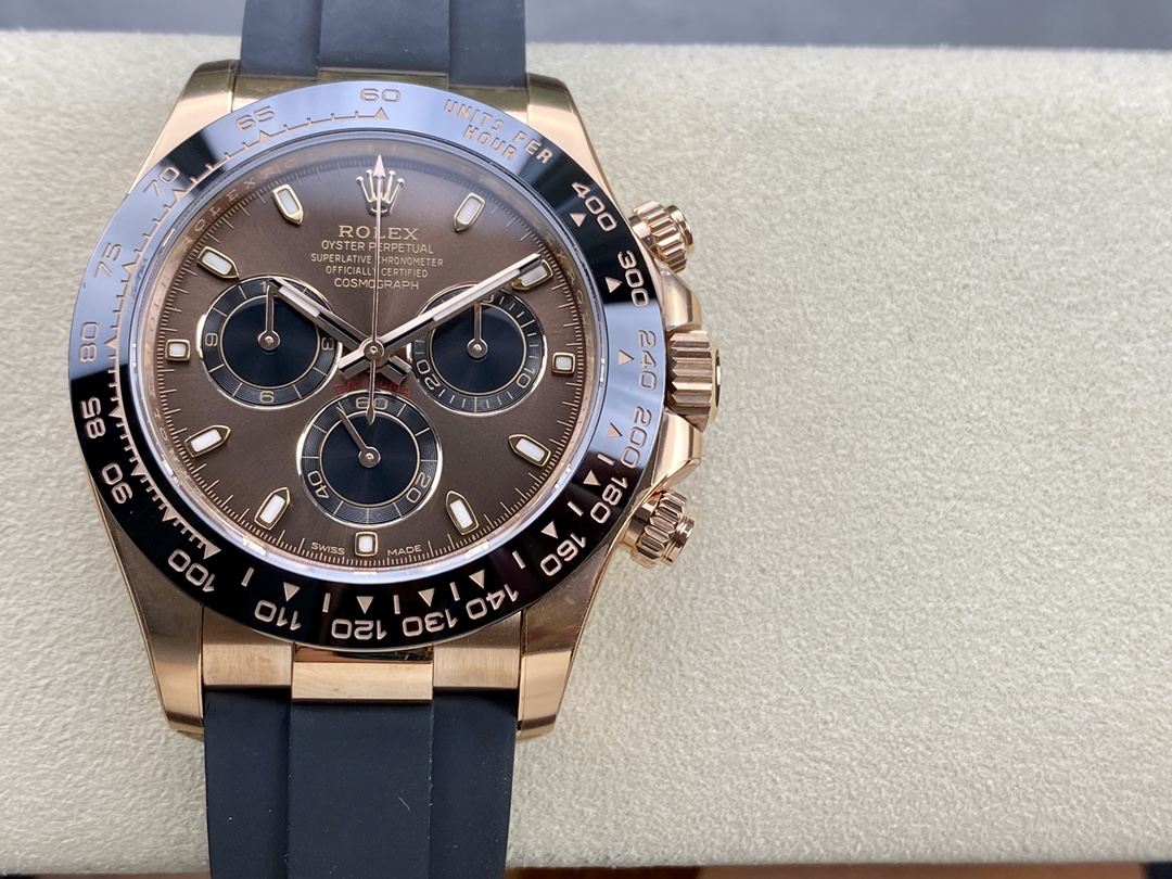NO:142635,Clean Factory C Rolex 116515 tape rose gold Ditona 1. This time, the tape rose gold Ditona 2. The coffee-colored surface dial 0 color difference 3. The dial is also used for 3-segment splicing. All loose parts are plating. 4. The font thickness of the bezel part, and most importantly, the black oil filling is the same as the original, with a matte texture. This is also the only one that can be done. The details can be compared in the subsequent details. For more details, you can carefully look at the true and false comparison pictures. Collapse, Rolex, christian louboutin, rolex19860909Clean厂C厂劳力士116515胶带玫瑰金迪通拿 1.本次推出的是胶带玫瑰金迪通拿2.咖啡色表面表盘0色差3.表盘部分也是使用3段式拼接.全部散件电镀.4.表圈部分的字体粗细,以及最重要的,黑色填油是和原装一样的,磨砂质感.这也是唯一一个做到的,后续发细节图又对比. 更多细节可以仔细看真假对比图 收起,劳力士,christian louboutin,rolex,Watch
