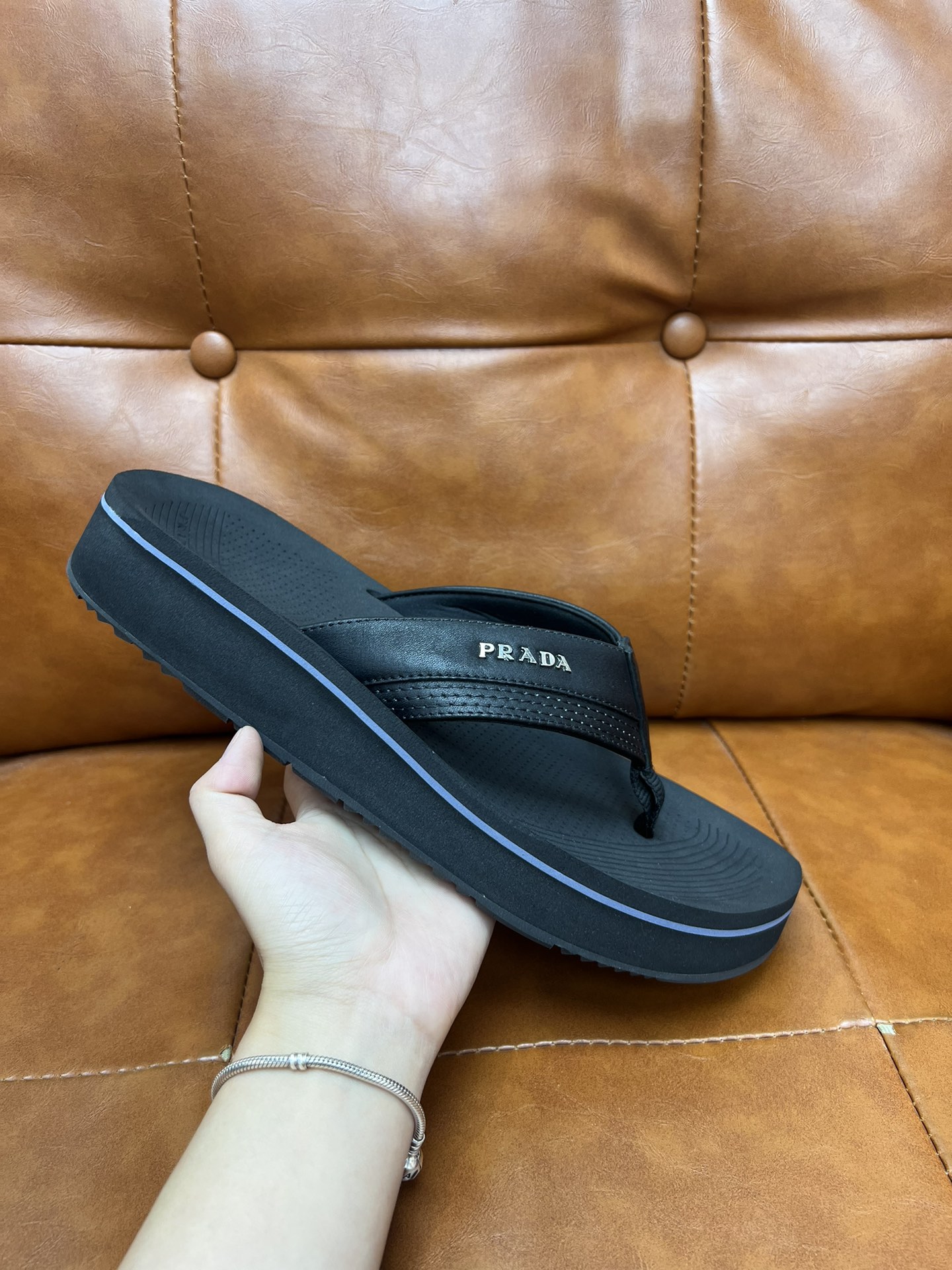 ¡Llegan las chanclas Prada de suela gruesa de espuma EVA! Debo decir que las pantuflas de hombre PA están hec…