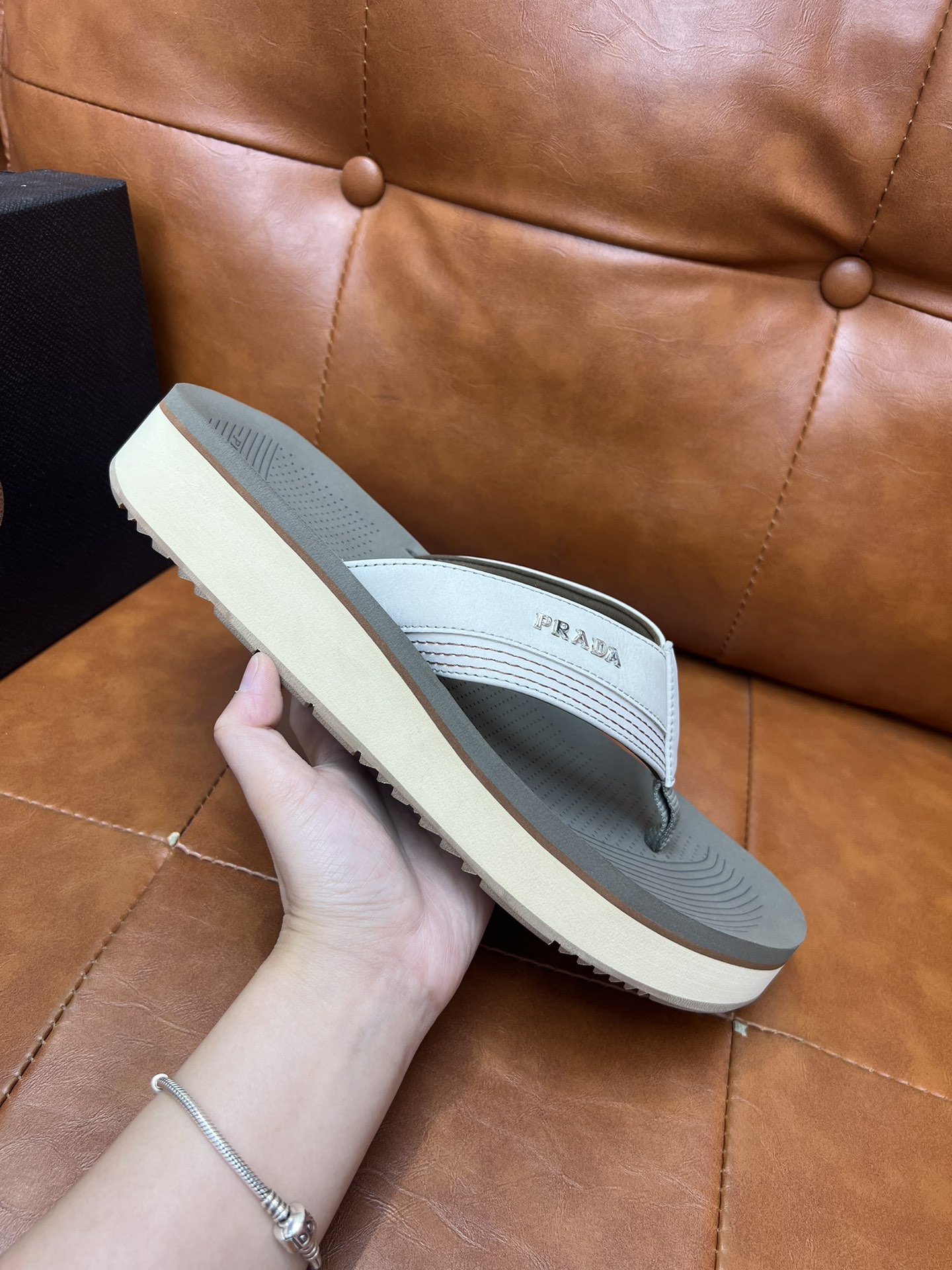 ¡Las chanclas Prada de suela gruesa de espuma EVA ya están aquí! Debo decir que las pantuflas de hombre PA es…