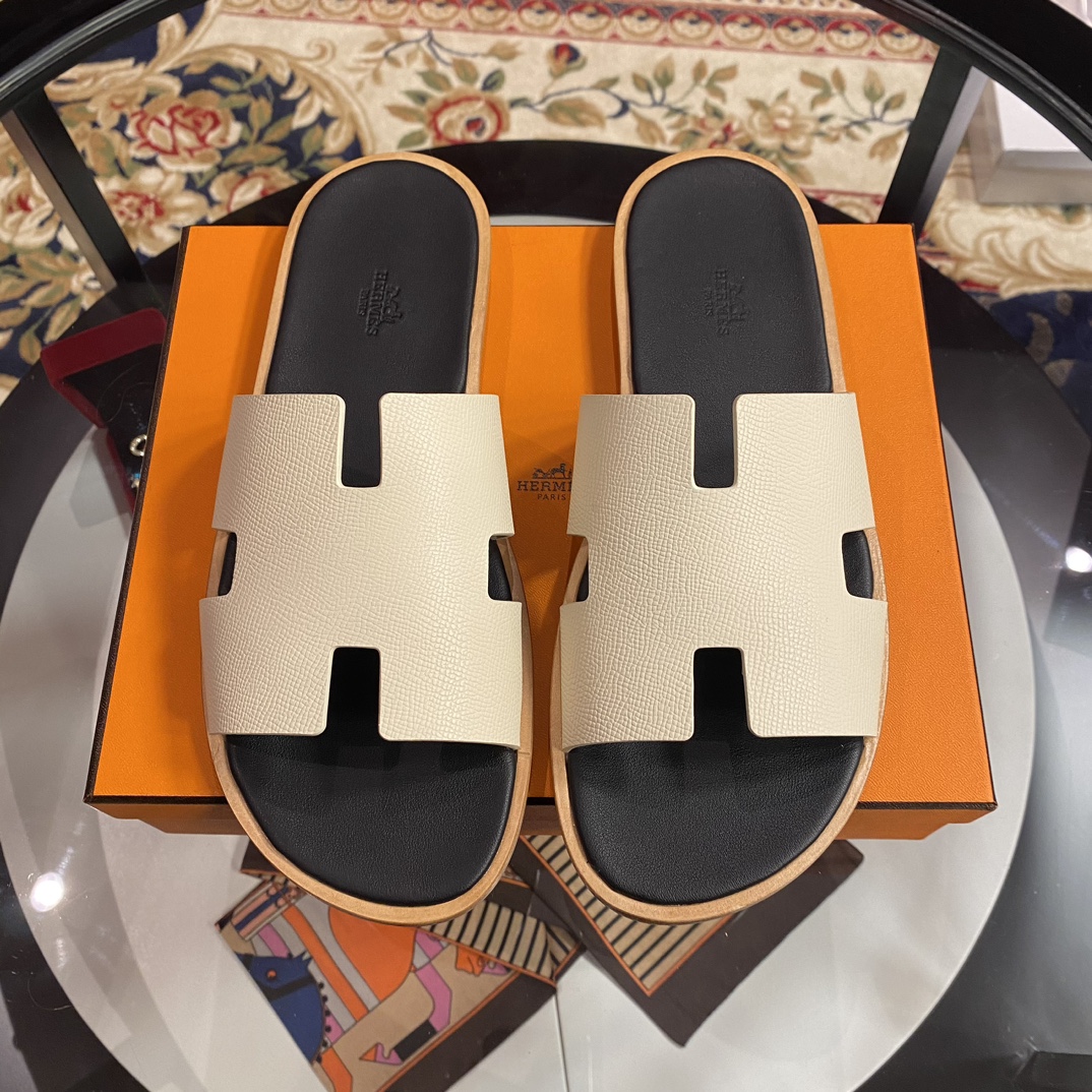 NO:242845,New color latest upgraded version of men's cool and elegant H slippers, pure hand/craft products, supreme purchasing level! Herme℃ Aimas classic men's H slippers. Adopted: French imported swift leather, with excellent texture.. High-end customized version (one-to-one) handmade. High-end customization, exclusive products, industry's highest version Genuine mold customization Latest counter promotional model... Outsole-counter consistent: Italian handicraft workshop Imported Europe A-grade genuine leather sole Heavy money development: a full set of paired steel molds, perfect paired genuine logo, exclusive paired genuine fonts, each pair of products has a counter/: Craftsman code size: 39-45 (39. 45) Customized - No return and exchange New upgrade synchronization, slippers, hermes, stuart weitzman, slippers19860909新色最新升级版皮男士潇洒 H拖鞋,纯手/工艺产品 ,至尊代购级！ Herme℃愛玛士万年经典 男士 H拖鞋. 采用: 法国进口 swift皮,质感超赞.. 高级定制版师级（一对一）手工制作. 高端订制,独家产品 ,行业最高版本 正品开模定制 最新专柜宣型… 大底-专柜一致:意大利手工坊 进口欧洲 A级 真皮底 重金开发:全套对版钢模,完美对版正品logo,独家对版正品字体,每一对产品都压有专柜/:工匠码 size: 39-45(39. 45 )定做-不退换 全新升级同步,拖鞋,hermes,stuart weitzman,slippers,Women's Shoes