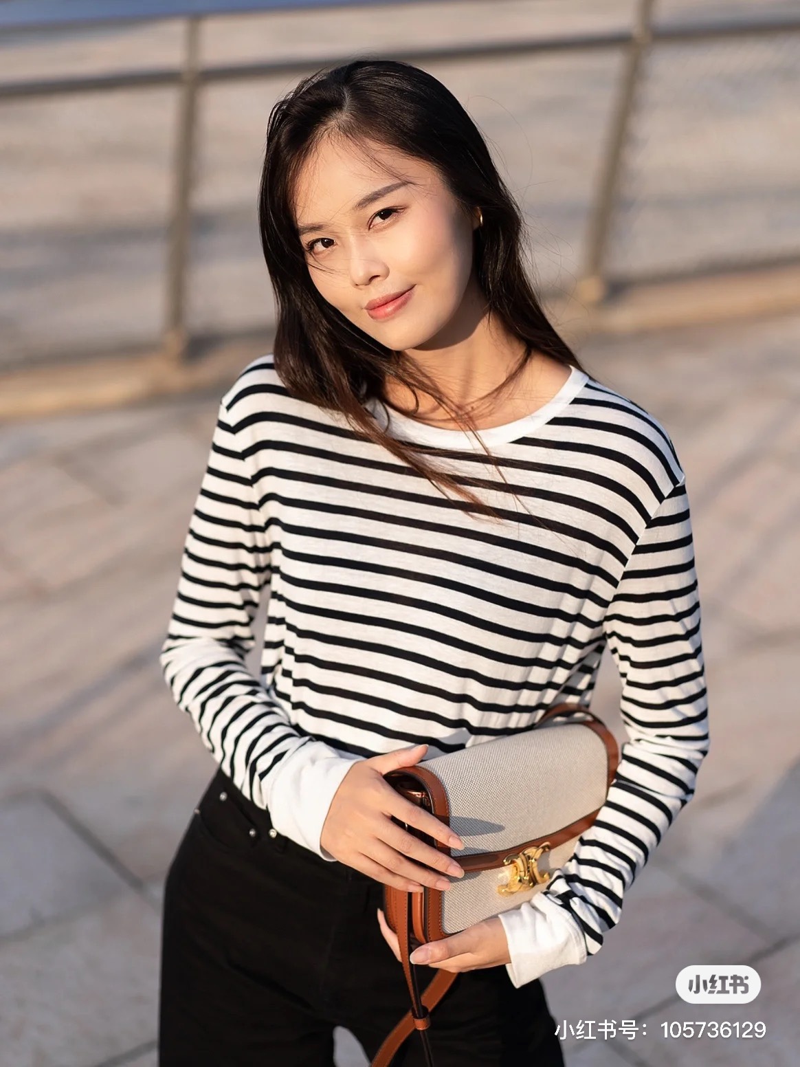 NO:207186,Classic outdated Celine Arc de Triomphe caramel canvas box!  !  Let’s talk about the Celine Triomhe Arc de Triomhe caramel canvas box, I want to say that the elegant retro Arc de Triomhe is an addictive temperament, and the box’s styling design makes it a classic. I carry a medium size of 22.5 cm. This size is smaller than the classic box24cm and larger than the teen box18.5cm. It’s just right. I also have the same full leather Arc de Triomhe Arc de Triomhe box22.5cm. This canvas leather is obviously much better in terms of comfort, because it is light in weight and has no pressure!  The caramel color splicing is the finishing touch, which echoes the brown color of the hair, adding brightness to the large area of ​​the black and white color scheme throughout the body. Celine, christian louboutin, celine, celine19860909经典不过时的 Celine凯旋门焦糖帆布box！！ 来说说已经不算是新款的Celine Triomhe凯旋门焦糖 拼帆布box吧,想说凯旋门的优雅复古是一种让人上瘾 的气质,而box的造型设计又让它成为了经典,我背的 是22.5的中号尺寸,这个尺寸比classic box24cm小, 又比teen box18.5cm的大,刚刚合适的尺寸,同款的全 皮凯旋门Triomhe box22.5cm我也有,这款帆布拼皮 的明显在背着舒适感方面好太多了,因为自重轻便上身 无压力呀！焦糖色的拼接是画龙点睛的一笔,和头发的 棕色形成上下呼应,给全身大面积的黑白配色增加了亮,赛琳celine,christian louboutin,celine,celine,Bag