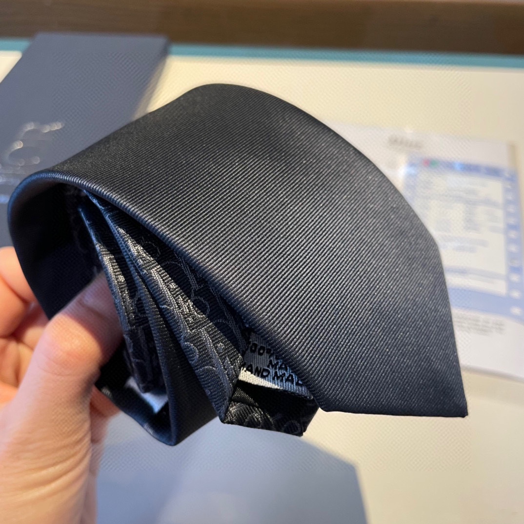 特配包装这款领带采用黑色桑蚕丝精心制