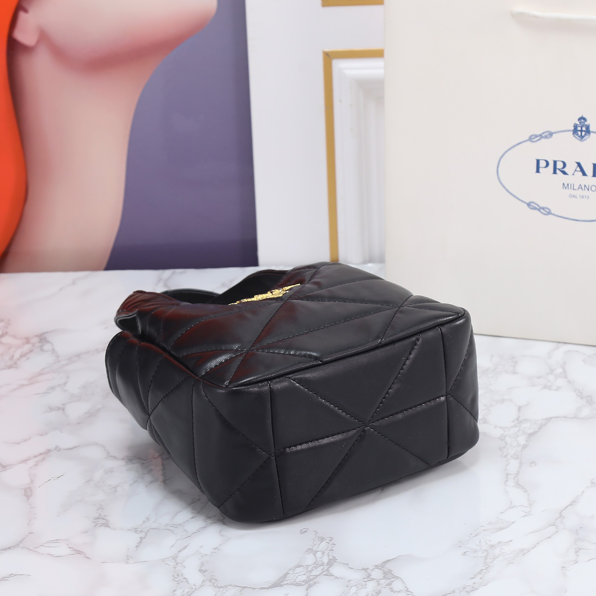 回货🎉mini菱格菜篮子🎉1BG451🎉🎉迷你号😘😘 这款mini菱格菜篮子采用进口小羊皮,复杂手工车线菱格设计,格层多 回货🎉mini菱格菜篮子🎉1BG451🎉🎉迷你号😘😘 这款mini菱格菜篮子采用进口小羊皮,复杂手工车线菱格设计,格层多