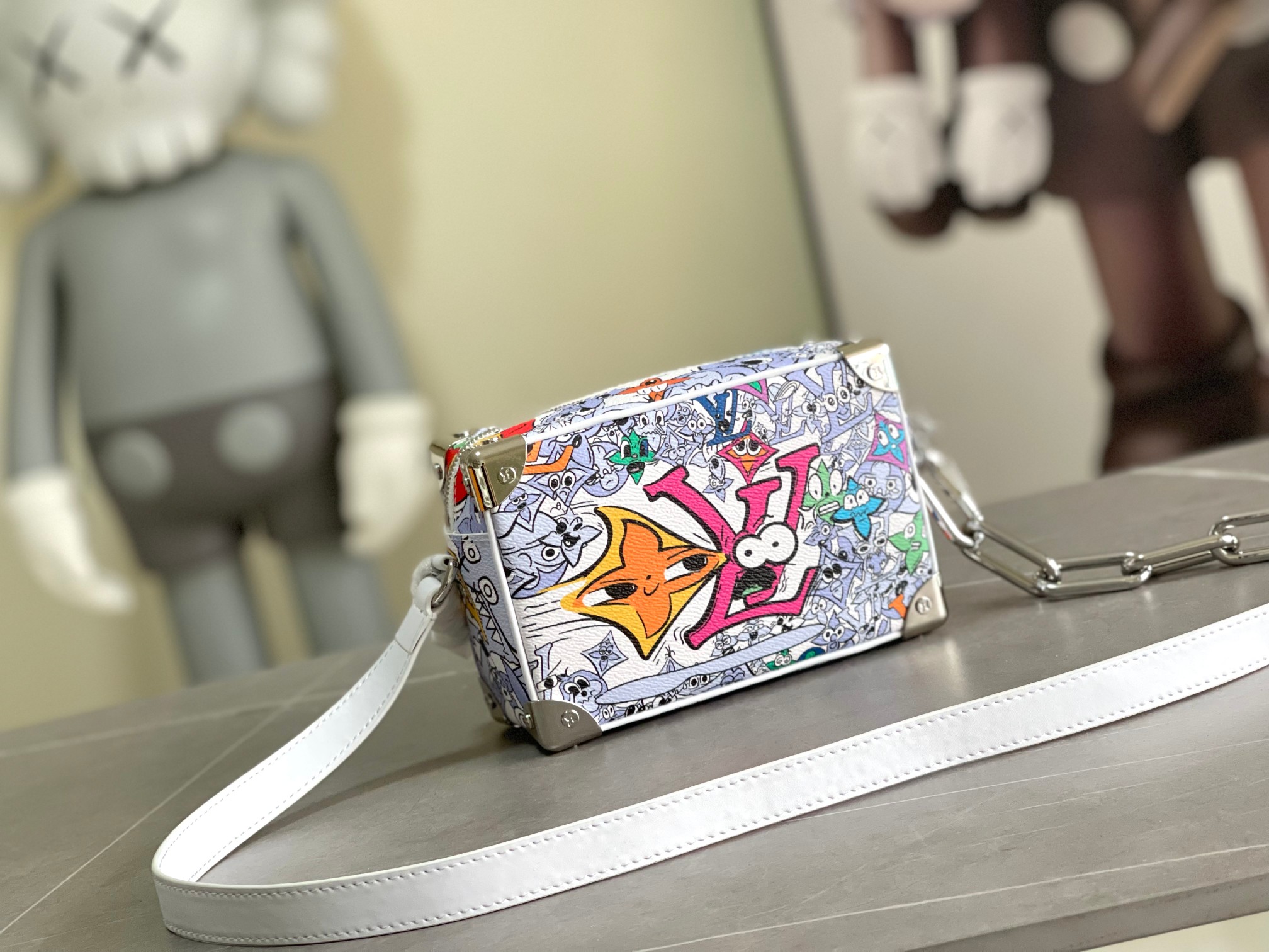 💰490! M82008 本款 Mini Soft Trunk 手袋于 Damier Graphite 帆布表面描绘动物图案,近观可见其护照印章一般的别致纹理。方正构型和加固边角传承品牌经典硬箱元素,粗犷链条适宜肩背。18.5 x 13 x 8 厘米(长度 x 高 x 宽)