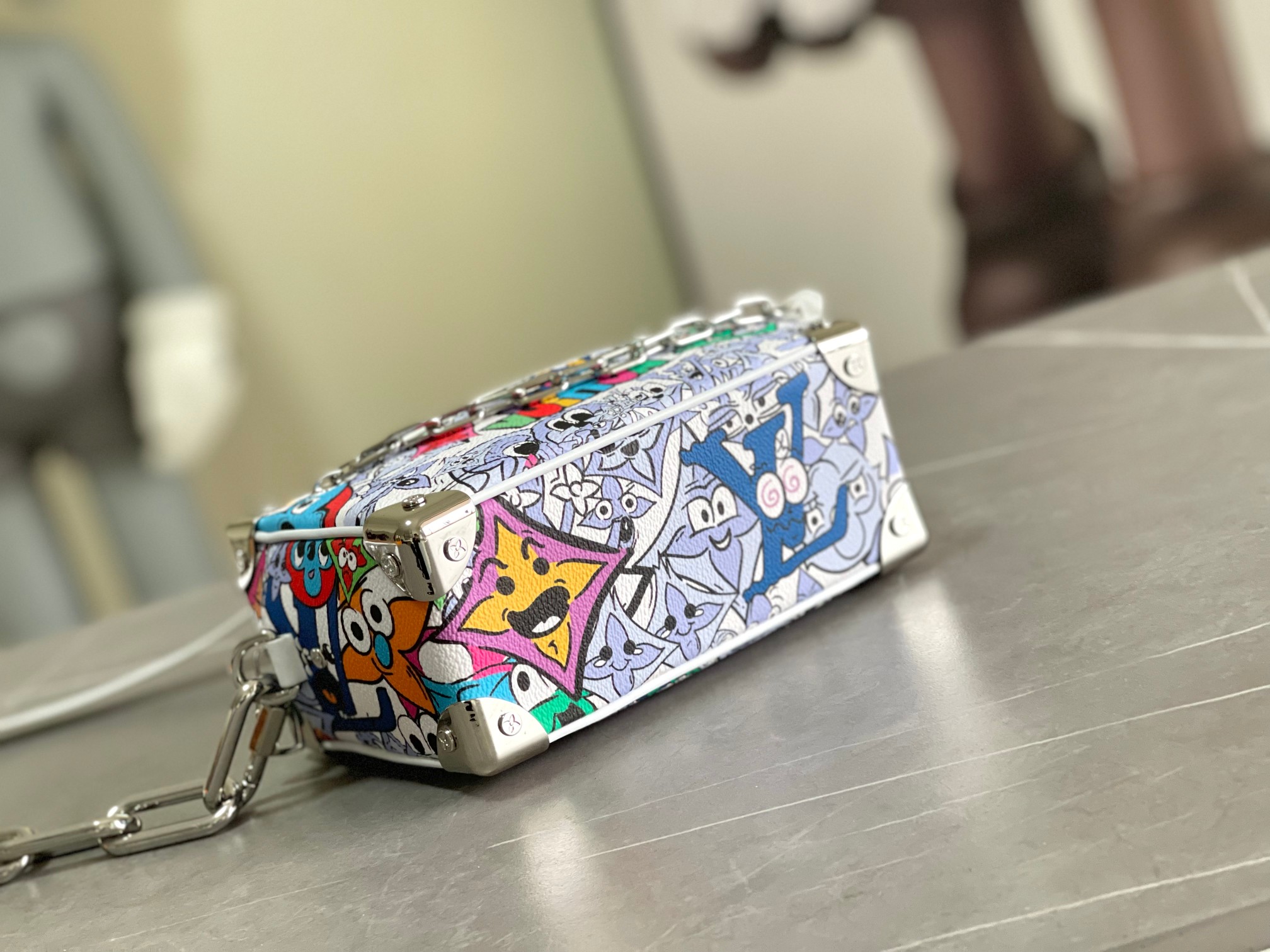 💰490! M82008 本款 Mini Soft Trunk 手袋于 Damier Graphite 帆布表面描绘动物图案,近观可见其护照印章一般的别致纹理。方正构型和加固边角传承品牌经典硬箱元素,粗犷链条适宜肩背。18.5 x 13 x 8 厘米(长度 x 高 x 宽)