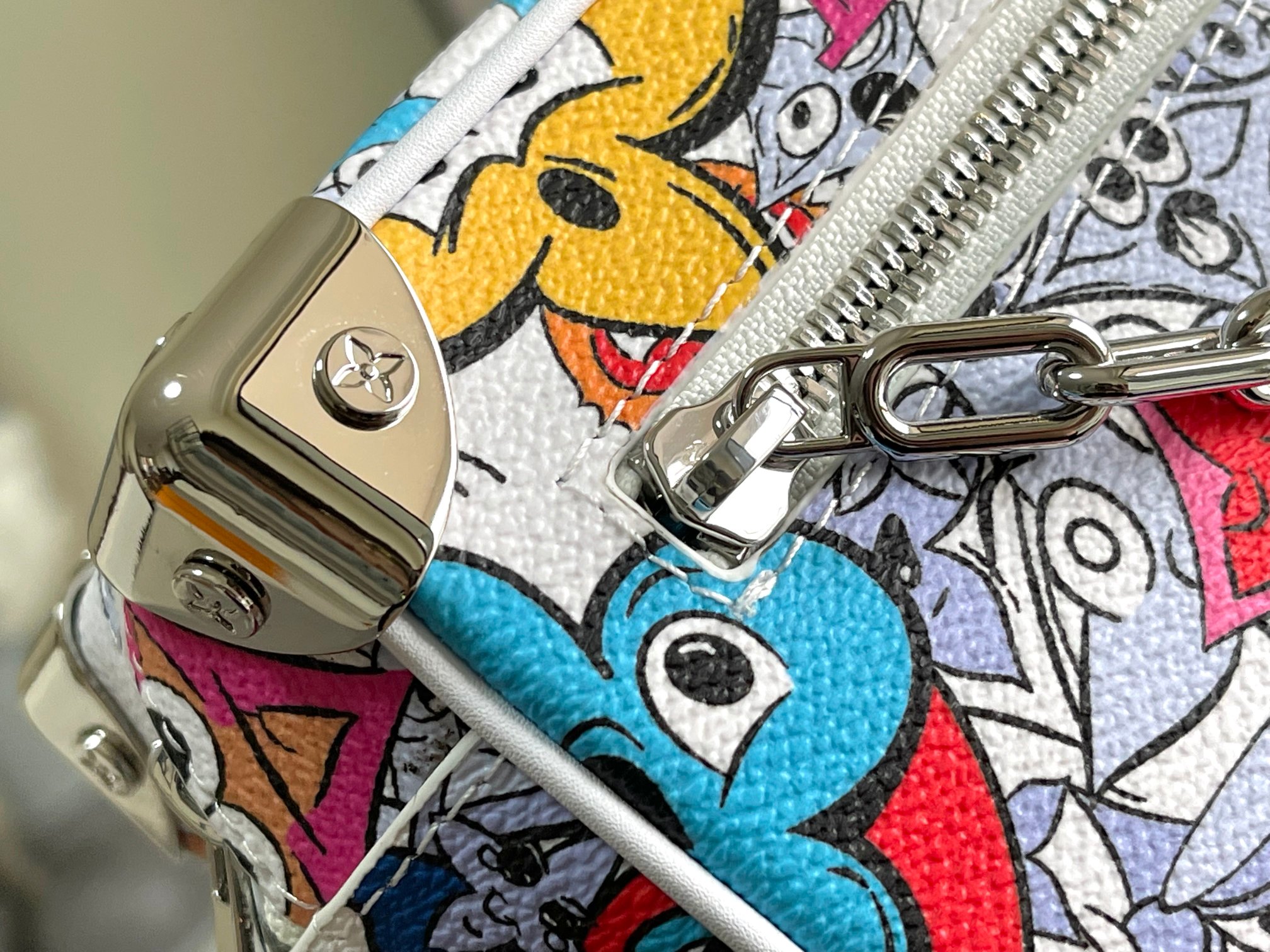 💰490! M82008 本款 Mini Soft Trunk 手袋于 Damier Graphite 帆布表面描绘动物图案,近观可见其护照印章一般的别致纹理。方正构型和加固边角传承品牌经典硬箱元素,粗犷链条适宜肩背。18.5 x 13 x 8 厘米(长度 x 高 x 宽)