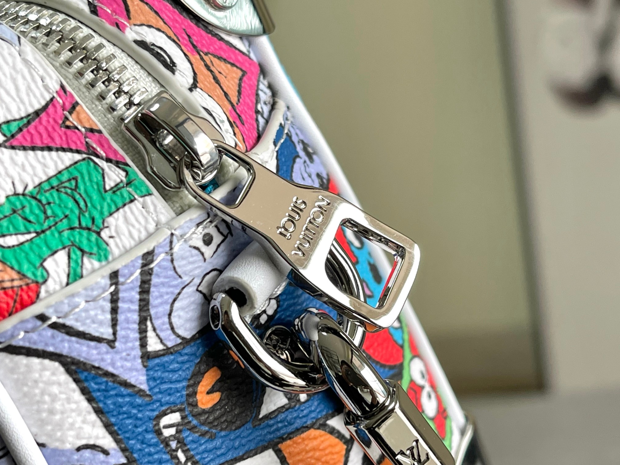 💰490! M82008 本款 Mini Soft Trunk 手袋于 Damier Graphite 帆布表面描绘动物图案,近观可见其护照印章一般的别致纹理。方正构型和加固边角传承品牌经典硬箱元素,粗犷链条适宜肩背。18.5 x 13 x 8 厘米(长度 x 高 x 宽)