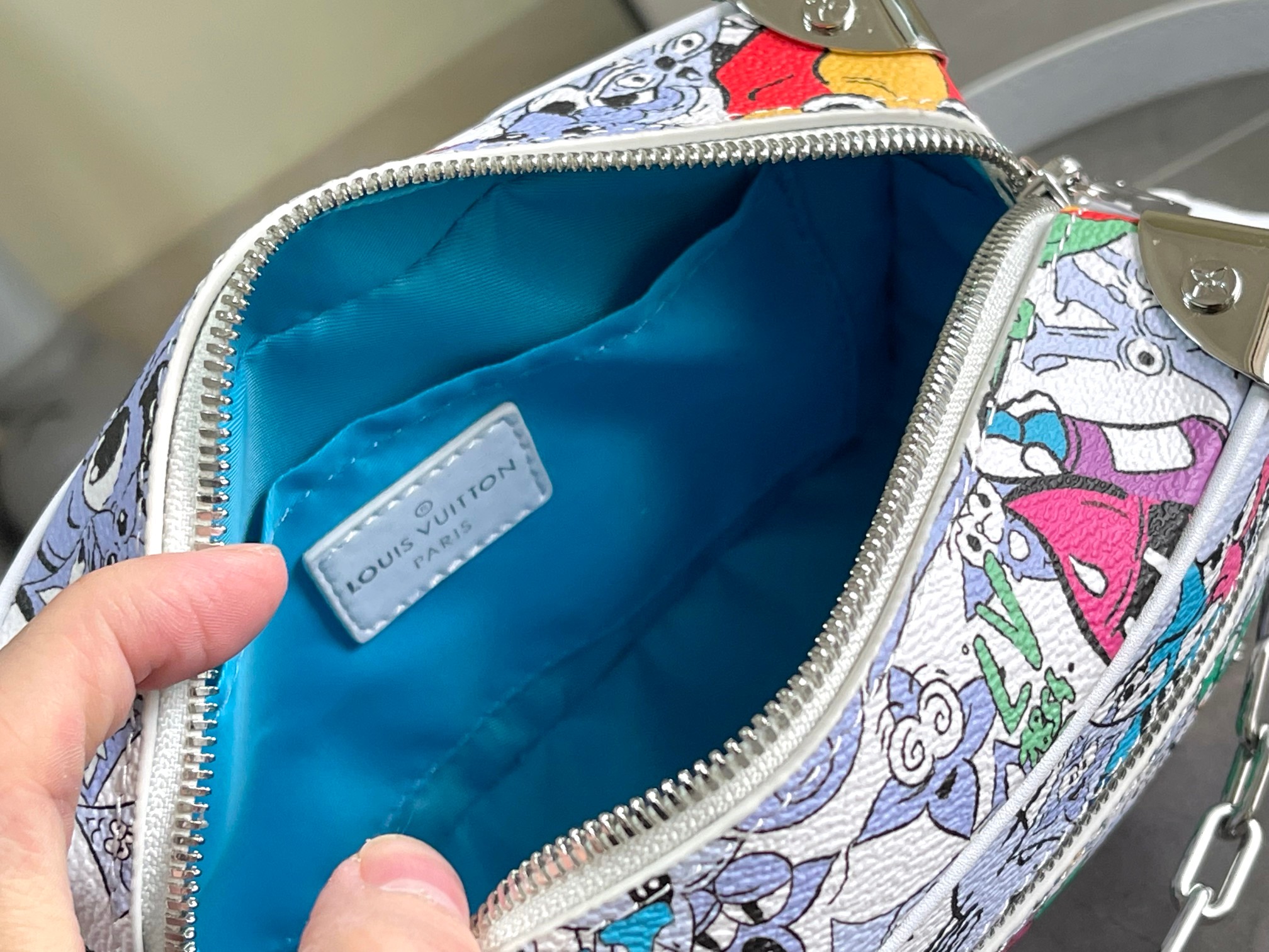 💰490! M82008 本款 Mini Soft Trunk 手袋于 Damier Graphite 帆布表面描绘动物图案,近观可见其护照印章一般的别致纹理。方正构型和加固边角传承品牌经典硬箱元素,粗犷链条适宜肩背。18.5 x 13 x 8 厘米(长度 x 高 x 宽)