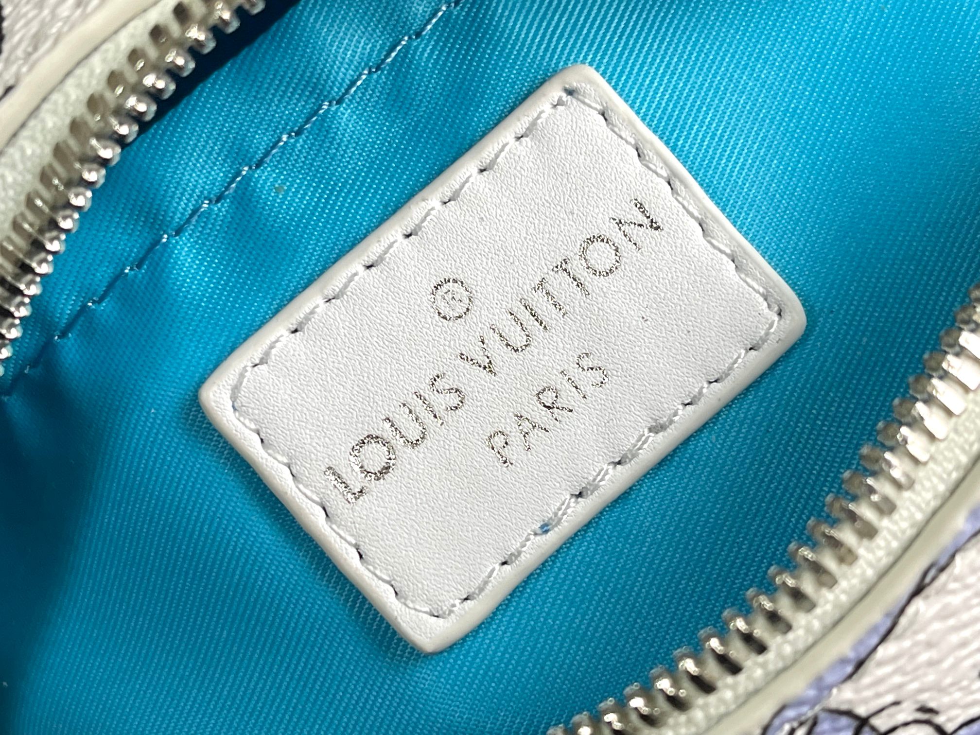 💰490! M82008 本款 Mini Soft Trunk 手袋于 Damier Graphite 帆布表面描绘动物图案,近观可见其护照印章一般的别致纹理。方正构型和加固边角传承品牌经典硬箱元素,粗犷链条适宜肩背。18.5 x 13 x 8 厘米(长度 x 高 x 宽)